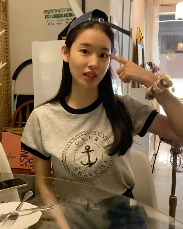 パーク・ファン・ヒーのインスタグラム：「요즘 피부가 뒤집혀서 맨 얼굴이 참 난감하군요 ..?  반토막난 눈썹을 가지고 이러쿵 저러쿵 논하는 중😅」