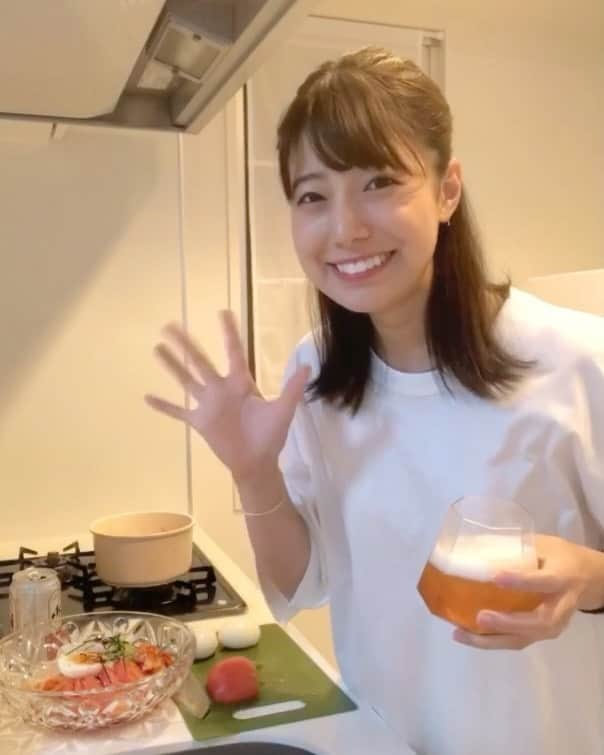 芦原優愛のインスタグラム：「. #大変ご無沙汰しております  #ご飯作りながらのビール #🍺 #いや #ギリ作り終わってからのビール #ハイカロリーご飯を控えている為  #巷で話題の #白滝ビビン麺 #を作っております #なぜ白Tで料理したんだろう #汚れなくてよかった  #何かと手で盛り付けがち #もやしとにんじん #きゅうりは千切り #トマトは湯剥き #ゆで玉子は半熟 #そしてキムチ #食べながら追い辣油 #最 #高 #ハッシュタグ長っ」