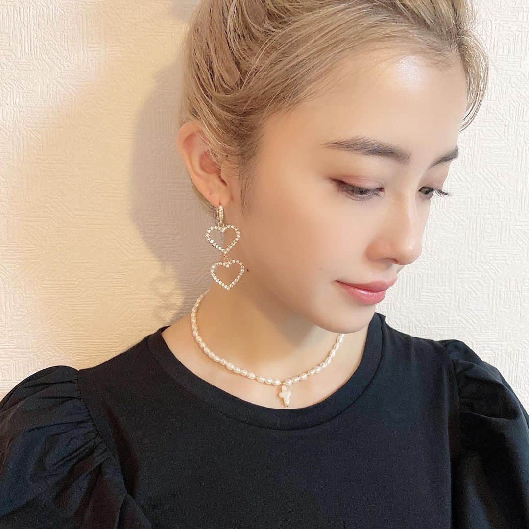 夏焼雅のインスタグラム：「@rosy_kelly.m.m  ♱𝒄𝒐𝒎𝒊𝒏𝒈 𝒔𝒐𝒐𝒏♱  淡水パールのネックレス トップに淡水パールのクロス✝️が付いてて大人かわいく仕上がりました〜✨  キラキラのハート2連ピアスは チャーム部分は合金ですが、ピアスの方は18kgpになってます✨ こちらはイヤリングのご用意もあります♡  お楽しみに💕💕💕  #rosykerry」