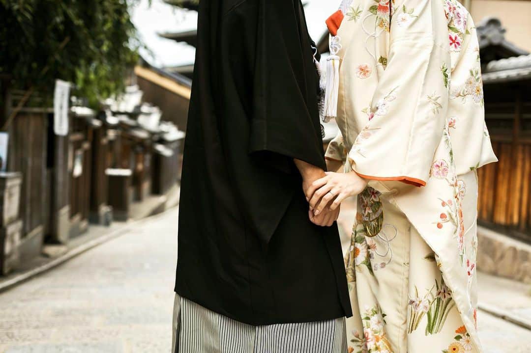 美波千夏さんのインスタグラム写真 - (美波千夏Instagram)「. カメラマンさんに教えていただいたポーズ✨ 女性が男性の手を握るってなんかいい🥺💓  @takamibridal_costume  @takamibridal」8月13日 23時29分 - chinatsu_minami