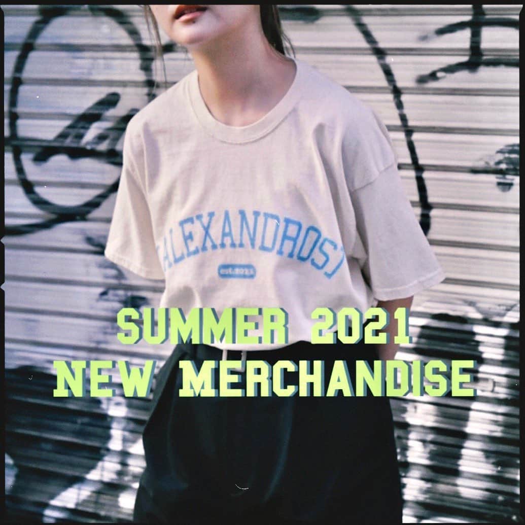 [ALEXANDROS]さんのインスタグラム写真 - ([ALEXANDROS]Instagram)「・ ・ ・ 👕NEW GOODS👚  2021年夏の新グッズ公開！ オフィシャルサイトからぜひチェックしてください👍  ※各夏フェス会場ごとに販売商品は異なります。詳細はSNSでの告知をお待ちください。   Model by 花音 @kanon_1228  #Alexandros #merchandise #bandmerch #ドロスグッズ #ドロス #goods #merch #newmerch」8月13日 23時58分 - alexandros_official_insta