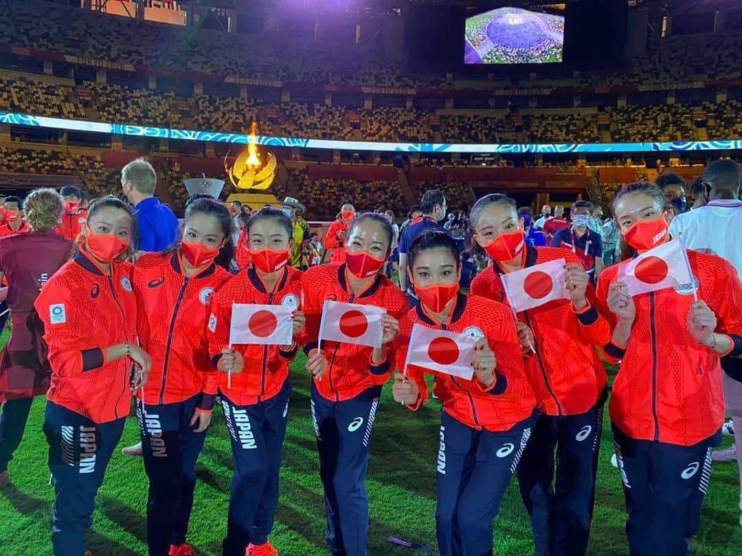 松原梨恵さんのインスタグラム写真 - (松原梨恵Instagram)「🎌TOKYO OLYMPIC🎌  沢山のご支援、ご声援ありがとうございました。 私たちが元気にあの舞台に立てたこと、とても幸せに思います。 最後に笑顔をお届け出来なかったこと・夢が夢で終わってしまったこと、とても悔しく、不甲斐ないです。  コロナウィルスで大変な状況の中、オリンピックが無事開催され、大会関係者、ボランティア、警察官、自衛隊、医療従事者、ご尽力して頂いた全ての皆様、本当にありがとうございました。 オリンピックは閉幕しましたが、引き続きパラリンピックが開催されます。 皆さんの力が十分に発揮できますよう、応援しています✨📣  #Tokyo2020 #arigato2020 #東京オリンピック #新体操 #RythmicGymnastics #フェアリージャパン #POLA」8月13日 23時55分 - erierie38