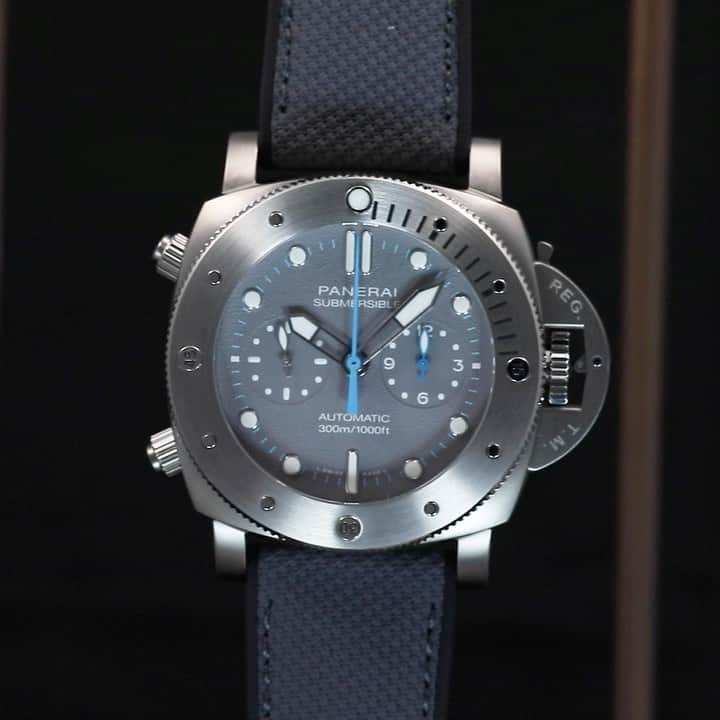 パネライのインスタグラム：「This is another look at the #Panerai #PAM1207 47mm Submersible Chrono Flyback Jimmy Chin Edition. It features a textured grey dial with a sand blasted Titanium case and blue accent hands. It is powered by the P.9100 movement with a 3 day power reserve.  Only 100 of these are available and celebrate the journey of the latest brand ambassador Jimmy Chin. The case back has an engraving that represents this which feature his diverse achievements, a mountain range, intersecting skis, the United States flag and the name of the piece.   It is priced at $19,400 USD #PaneraiCentral」