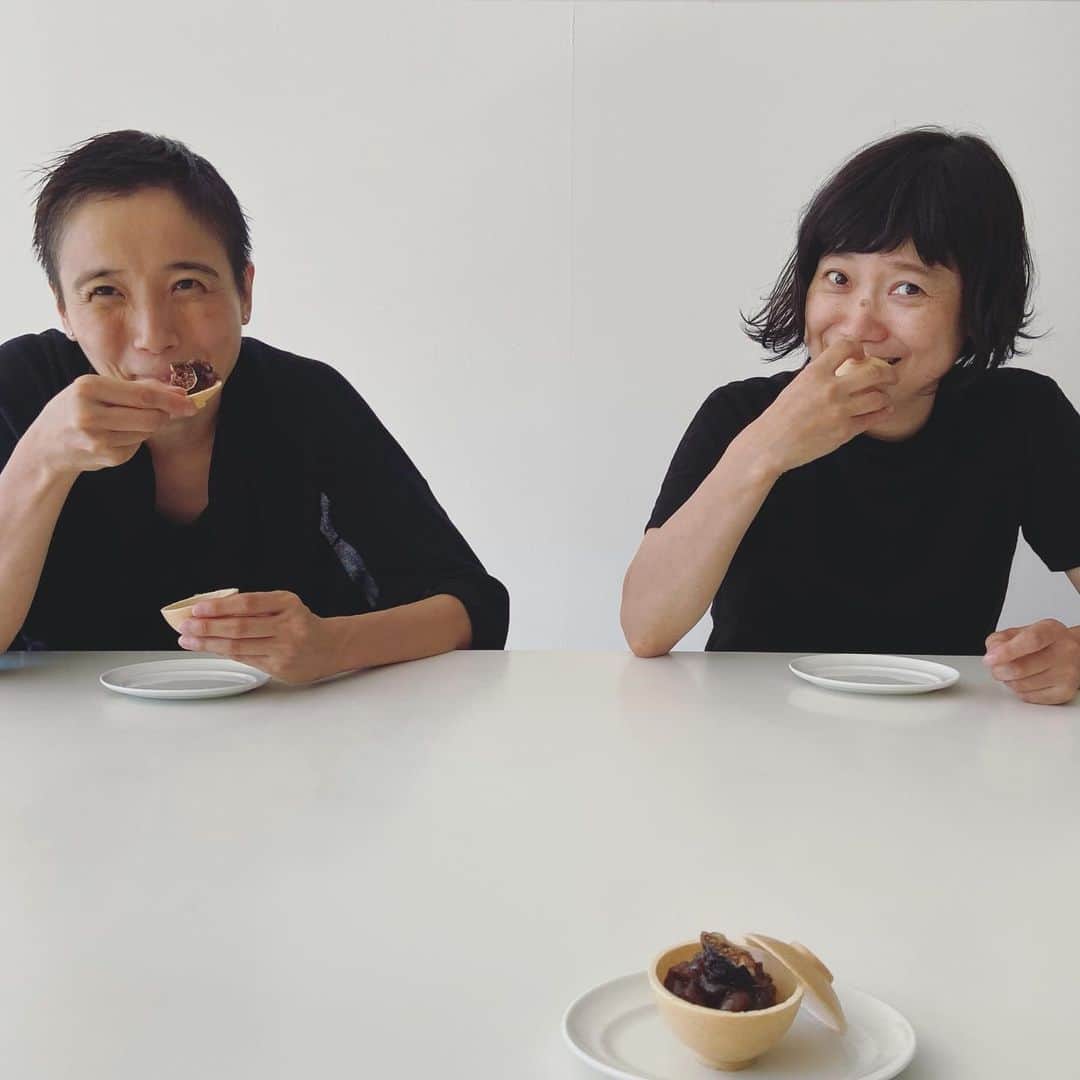 渡辺有子のインスタグラム：「愉快なふたりのいい笑顔で「＆premium」連載撮影。お洋服も表情もシンクロしてますね。  この連載の3年分をまとめた別冊『私の料理教室』もたくさんの方に手に取って頂いていて嬉しいです、本当にありがとうございます。引き続き本誌の連載では、使いやすい道具とそれにまつわる料理をお届けしています。」