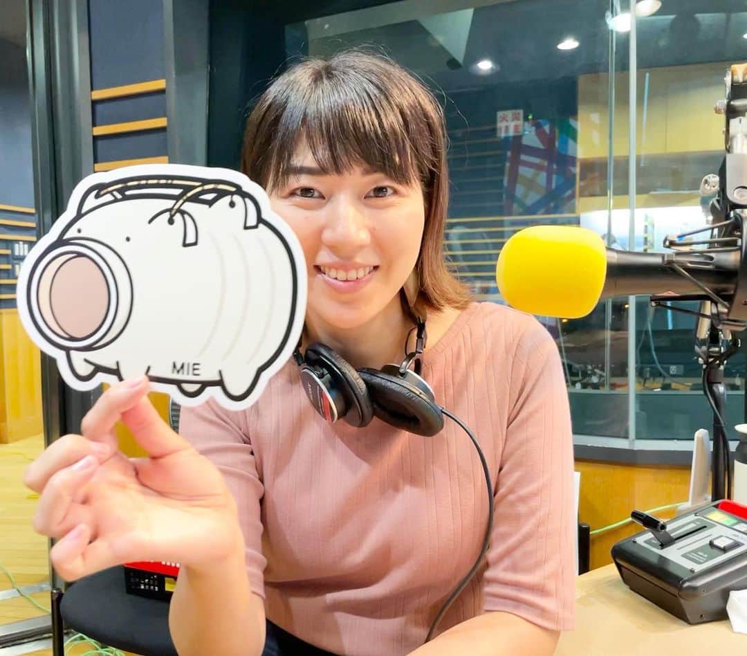 のインスタグラム：「リスナーさんが ご当地の可愛いハガキで メッセージくれました🐷 文字も可愛くて、 書いてあるエピソードが 何より嬉しかった〜😊💞 ありがとうございます🙌！  いろんな人がいますね。 すぐに共鳴、共感できる人もいれば、 今はまだ分かり合えそうにない人もいる。 でも、だから人生って、 人って、面白いのかなって。  見えないけれど姿を想像しながら、 聴いてくださってる、 人に向けて、届けています🎤  やっぱりラジオの仕事って 最高やなと思うわけです😊💞」