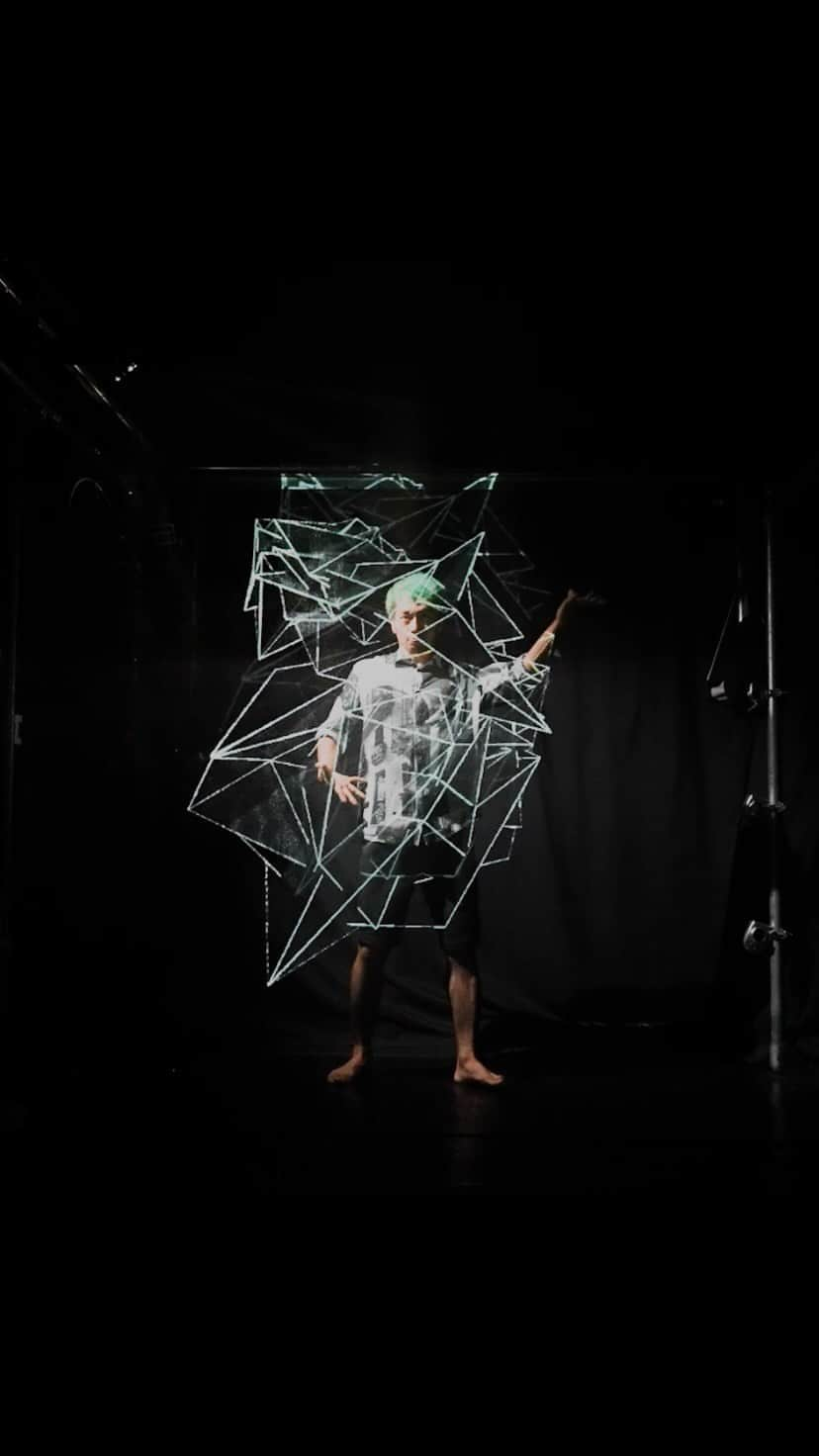 上西隆史（エアフットワークス）のインスタグラム：「Live projection on translucent screen   #liveprojection #liveperformance #digitalart #digitaldrawing #redgiant #redgianttao #pullups #projectionart #projectionmapping #プロジェクションマッピング」