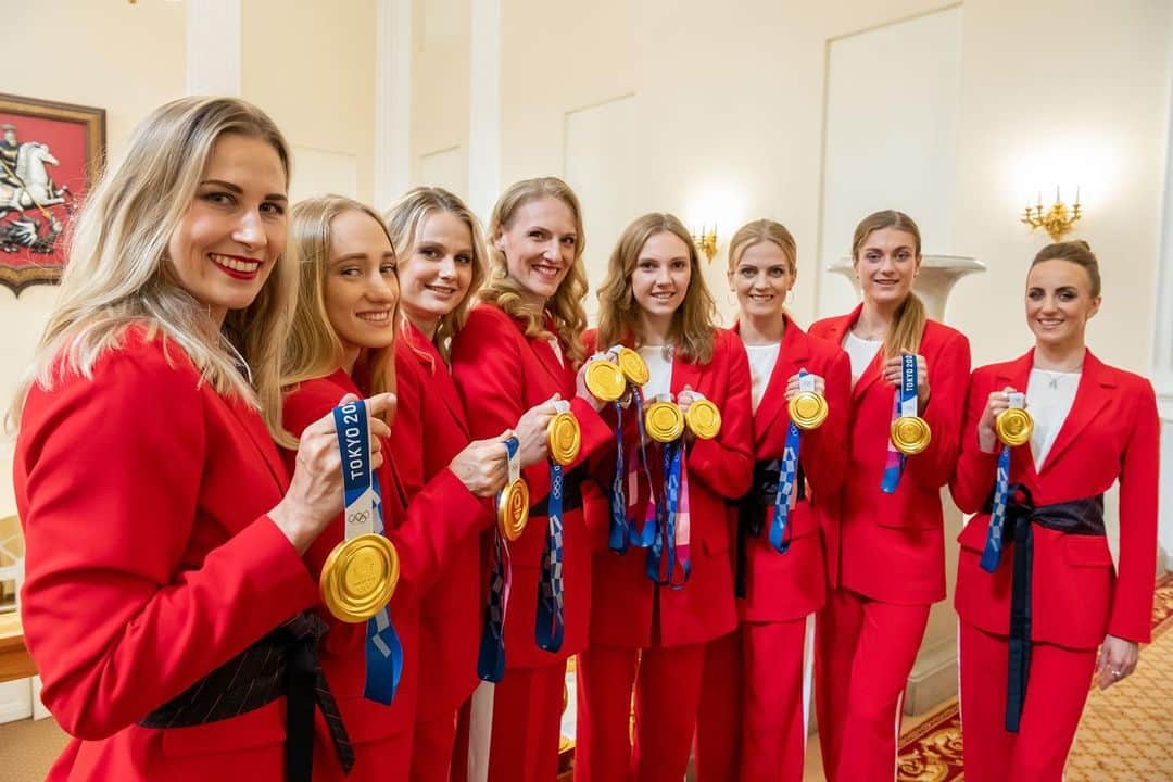 スベトラーナ・ロマシナのインスタグラム：「Ladies in red ♥️」