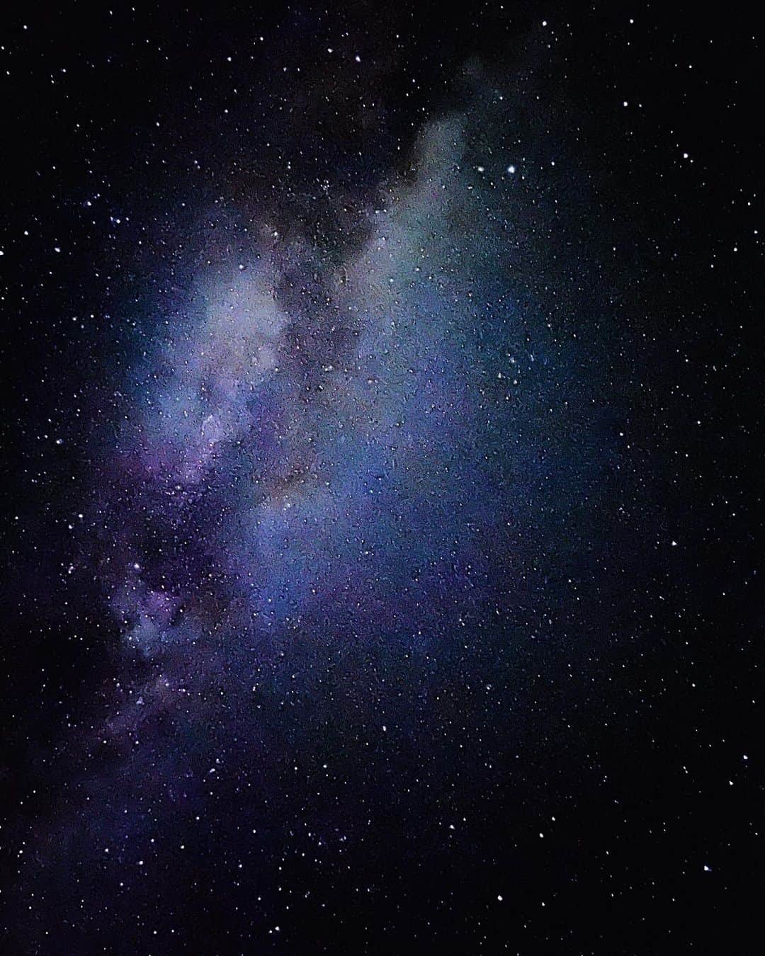 のインスタグラム：「今までで1番綺麗な星空で涙でた。 (綺麗な星空1位更新するたびに泣いてる。  火の玉みたいな流れ星に「福福福」って言っといた。 真っ暗。波と鈴虫の音しか聞こえない空間でこんなに綺麗な星空見上げながらもたまーにカレーのこと考えてた。」