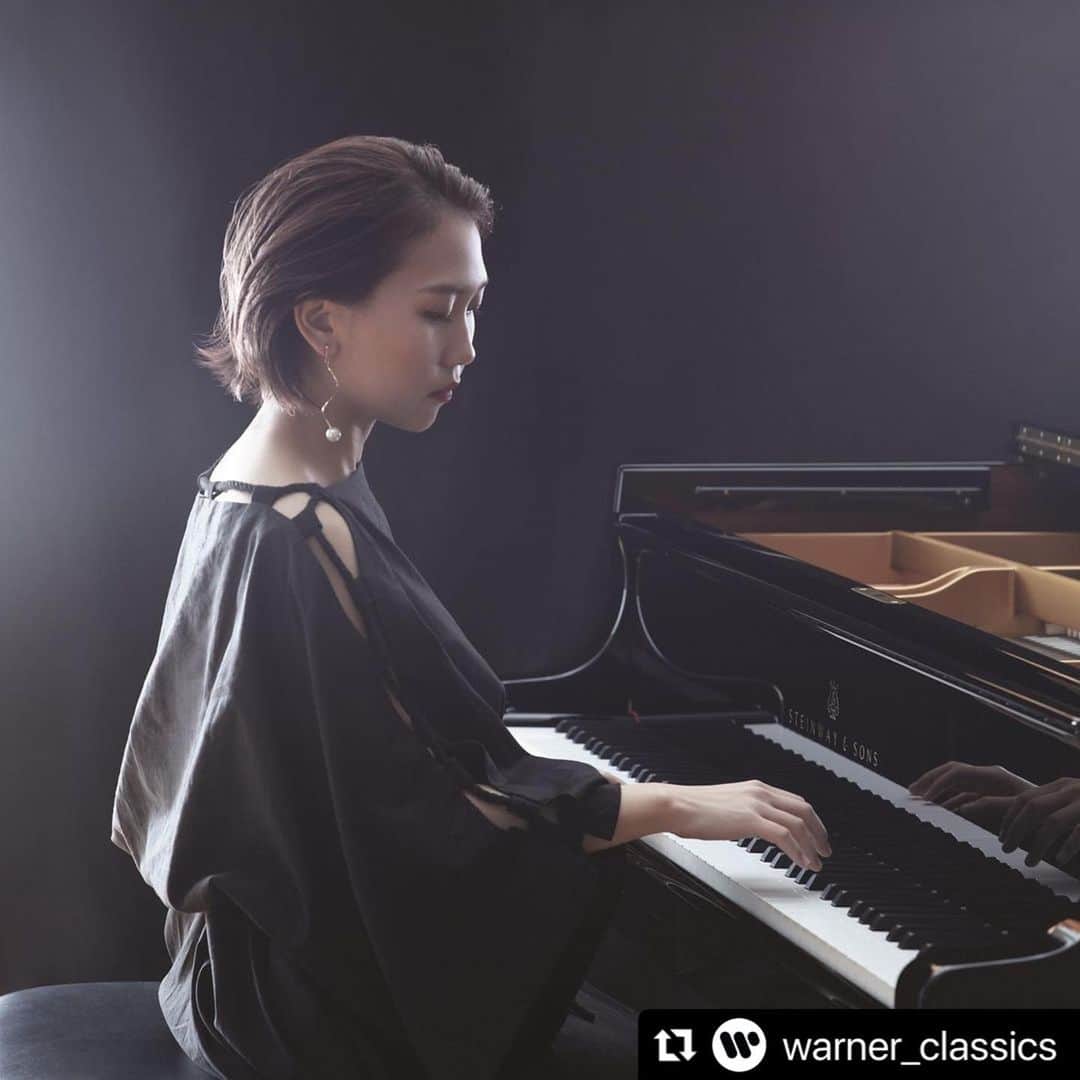 小林愛実さんのインスタグラム写真 - (小林愛実Instagram)「#Repost @warner_classics with @make_repost ・・・ Aimi Kobayashi (@aimi923) plays Chopin's "Raindrop" Prelude, from his 24 Preludes, Op. 28, in the new single from her upcoming album. Listen with the link in our bio or on your preferred streaming platform! 🎹⁣ ⁣ As Aimi explains, "In Japan, where I grew up, it is impossible to avoid Chopin’s music! ... All pianists start playing and getting to know his music from a very young age. Therefore, he becomes an essential part of your life very naturally."⁣ ⁣ 💿 Album out August 27th.⁣ ⁣ #newmusic #newmusicfriday #chopin #classicalpiano #classicalmusic #aimikobayashi」8月14日 1時45分 - aimi923