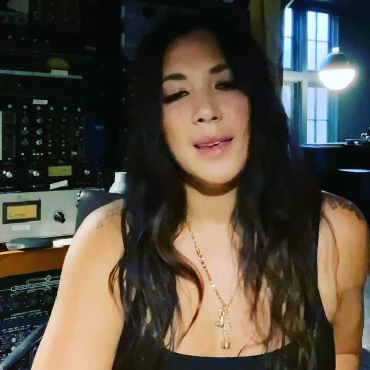 ミシェル・ブランチのインスタグラム：「Join me on September 10th for a special livestream Moment in celebration of the 20th anniversary of The Spirit Room. I’ll be playing through the full album, hosting an after party Q&A and even doing some virtual meet & greets. Tickets available now @momenthouse」