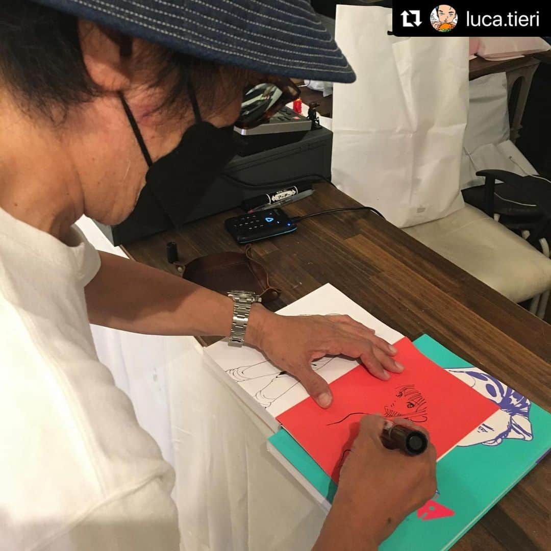 江口寿史さんのインスタグラム写真 - (江口寿史Instagram)「I met with Luca tieri at VOID in Asagaya, where his solo exhibition was being held.  #Repost @luca.tieri with @make_repost ・・・ With Eguchi Hisashi Sensei! 今日、個展に来てくださった江口先生と撮った写真。 先生は僕の作品をちゃんと見てくださって、絵と線の話でもりあがり、本当に素敵な時間でした。 嬉しすぎてまだよくわからないくらい。江口先生にはイタリア語版のひばりくんにサインをしてもらい、僕のコミックVECTAにも先生にサインさせてもらった。 両方とも同じイタリアの出版社Coconino Pressから出ていて、それも嬉しい。 今日は本当にありがとうございました！  Oggi Eguchi Hisashi Sensei è passato in mostra.  Come tutti i grandi è stato gentilissimo. Abbiamo parlato di disegno, di linea e ci siamo scambiati delle dediche. Fun fact anche Stop Hibarikun in italia è edito da @coconinopress  Ancora non realizzo dalla contentezza!  @void_asagaya  #lucatopia #lucatieri  #個展#void_asagaya #この夏のルカ#illustration #bandesdessinees#manga#comic #fumetto #cyberpunk#イラスト#スケッチ #漫画 #絵 #サイバーパンク#stophibarikun #eguchihisashi #hisashieguchi #イラスト #スケッチ #漫画 #絵 #江口寿史 #ひばりくん #coconinopress #doku」8月14日 3時00分 - eguchiworks