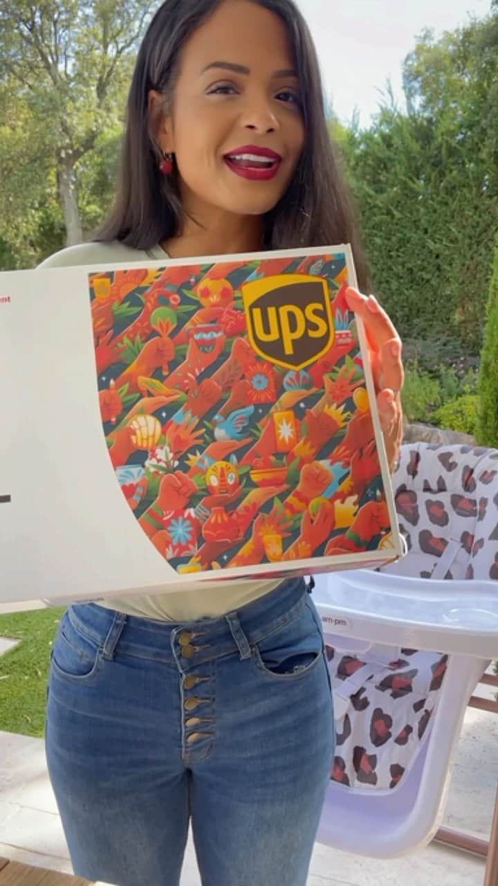 クリスティーナ・ミリアンのインスタグラム：「Isn’t it satisfying when the delivery man arrives with that express order you JUST made online? Better yet that same package would support the #ProudlyUnstoppable Latinx small business owners?! That’s right! This beautiful @UPS Limited Edition Express box designed by @luispins helps to fuel the Latinx Small business owners that were hit hard by Covid-19. UPS partnered with @jbalvin to launch the Proudly Unstoppable campaign to support Latinx-owned small businesses such as those featured in this box @shopnativa and @kalanobleas. Learn more about #ProudlyUnstoppable at ups.com/ProudlyUnstoppable and to get your own box. #ad 📦」