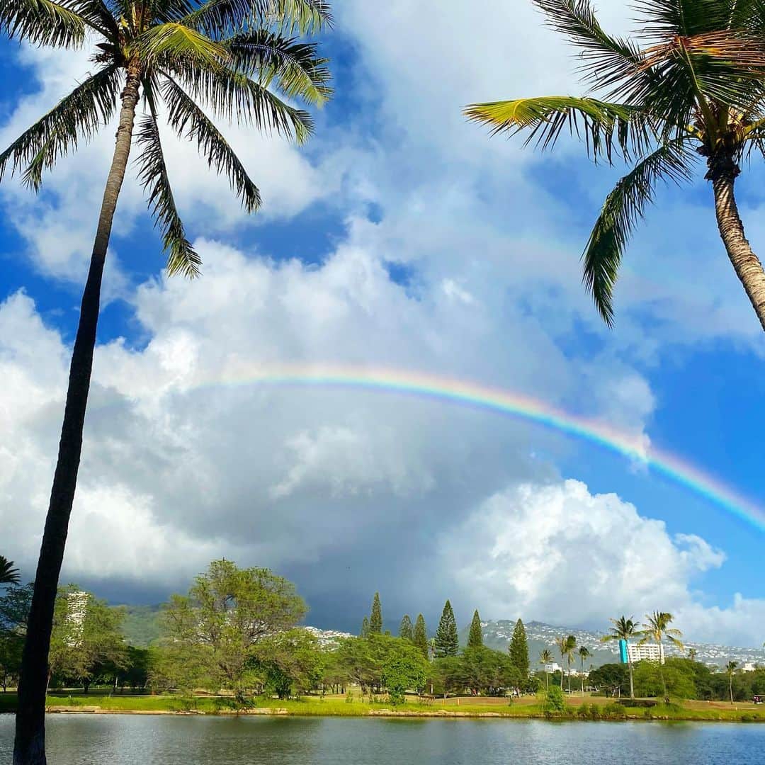 マキ・コニクソンさんのインスタグラム写真 - (マキ・コニクソンInstagram)「ハワイからおはよ！ 朝から虹ちゃまと遭遇！🌈 皆んなにハッピーレインボーの おすそ分けします！😊  今日も幸先よいな！🤙🏼 何か良いことがありそうな予感…. 何だろう？楽しみ！🤗 楽しみは自分で探さなきゃね！ 私の今の楽しみは美味しい物を食べること！健康の証拠だね！✌🏼  健康第一です！健康だと何でも出来る！ 反対に健康じゃないと何も出来なくなっちゃう。💦 両極端だね。  今日の私のテーマ！☝🏼 健康を維持すること！ 日本で購入した自分に必要な サプリを毎日キチンと取って お水を沢山飲むようにしています！ なんだかんだで健康維持が一番大切な事！☝🏼  今日も元気に頑張るぞぃ！💪🏼 お互い健康には”くれぐれも”気を付けて アロハッピーな一日を過ごそうね！😄🤙🏼  #エアハワイ🌺  #ハワイのおすそ分け🤙🏼  #気持ちだけでもハワイ😊  #虹ちゃまのおすそ分け🌈  #健康第一です！☝🏼」8月14日 4時31分 - makikonikson