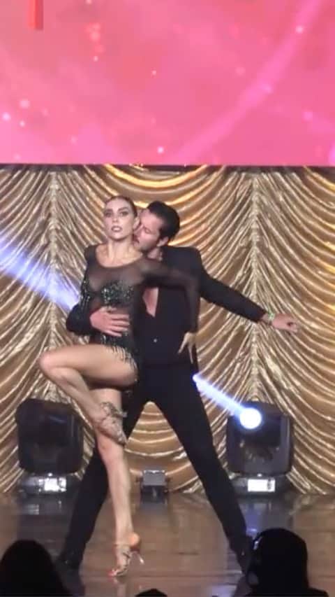 ジェナ・ジョンソンのインスタグラム：「. Throwing it back to our performance at @thedanceawards Gala in Orlando. I miss dancing with my hunny @valentin 🤤」