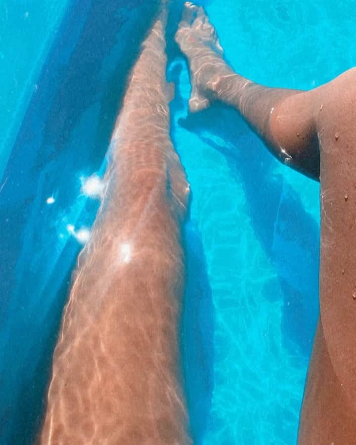 のインスタグラム：「🦵 .  やっぱり黒い方が好き🌞 子供の時から小麦肌で 自分で見慣れてるのもあるけど 原色、白、ベージュの服がより一層可愛く見える👗🤎 気がする  .」