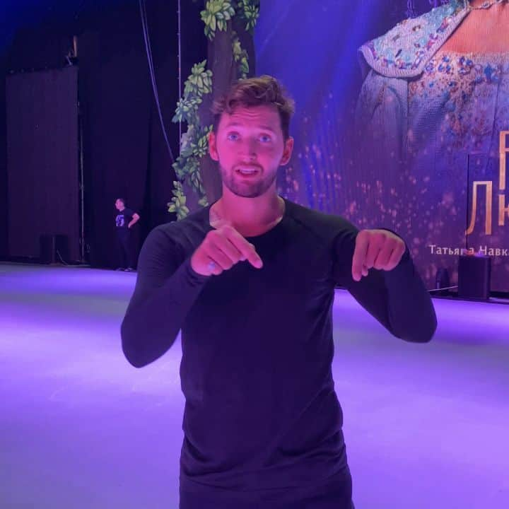 アレクセイ・ロゴノフのインスタグラム：「СЛЕДУЙ ЗА МЕЧТОЙ!⛸ @inskate_team Осенние сборы для Взрослых Любителей "inSkate camp" с Максимом Ковтуном!  Даты: С 8 по 22 октября 2021  Место проведения: Ялта, Крым🌅  Главный тренер: МАКСИМ КОВТУН - МСМК по фигурному катанию, Четырёхкратный чемпион России вице-чемпион Европы, двукратный серебряный призёр командного Чемпионата Мира. @maksim_pavlovich  В программе: Ледовая подготовка - 15 часов; ОФП+СФП - 12 часов; Хореография - 12 часов💃🕺  Комплексная работа над скольжением, вращениями, техникой прыжков (одинарных и многооборотных), как для начального уровня, так и для продвинутых   График тренировок: 4+1+4+1+4 Свободные даты заезда!  Проживание в комфортабельных аппартаментах ЖК "Паруса" в пешей доступности от ледовой арены.  Море🏖 Горы.🌄 Атмосфера единомышленников в формате спортивного лагеря!🏃‍♀️🏃  СУПЕРЦЕНА до 20ого августа!💯  Запись на сборы @lidiafffffff Связь в whatsApp: +7(952) 146 36 80 Бесплатный Звонок:   8(800) 201 58 13  #inSkateCamp #adult #сборы #фигурноекатание #figureskating #camp #МаксимКовтун #inSkate」