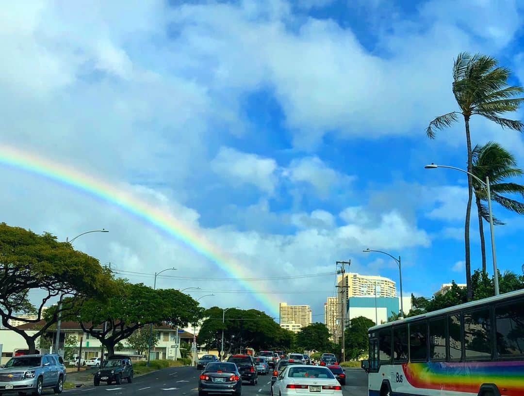 マキ・コニクソンさんのインスタグラム写真 - (マキ・コニクソンInstagram)「今日は虹で始まって 虹で終わりました！🤗 🌈→🌈→🌈🌈  The Busの🌈とでダボーレインボー が見れたよ！🌈🌈 ハッピー🌈🌈のおすそ分け🤙🏼  明日も🌈が見れます様に🙏🏻 見れたらおすそ分けするね！ 今日はお疲れ様でした！ Happy Aloha Friday!! 😄🤙🏼 また明日！👋🏼  #虹ちゃまのおすそ分け🌈  #なんてラッキーな日だ！ #Happy and Lucky Day!!」8月14日 15時17分 - makikonikson