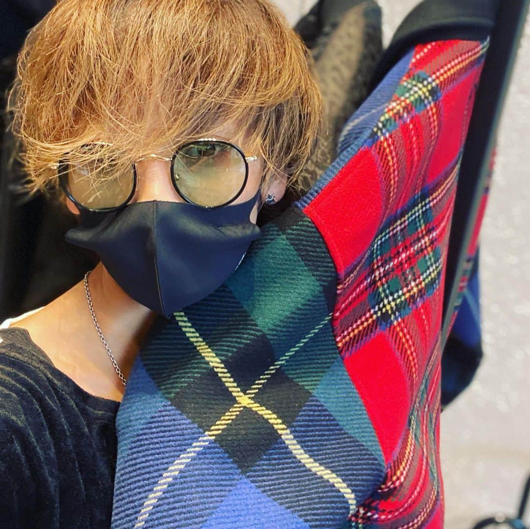 のインスタグラム：「柄物キュン。 傷髪ピエン。 雨の日あるある。  @noisemaker_jpn  @noisemaker.ceo.designer   #メンズ #レディース #どっちも可愛いずるめな天才  とーるさんの生む服が好きです。 お洋服に対する告白です。  #代官山蔦屋 #t-site #popupshop  #noisemaker_jpn  インスタライブご視聴、 午前中からありがとうございました。 🌈😊🌈 @daikanyama.tsutaya  お買い物しただお🎶」