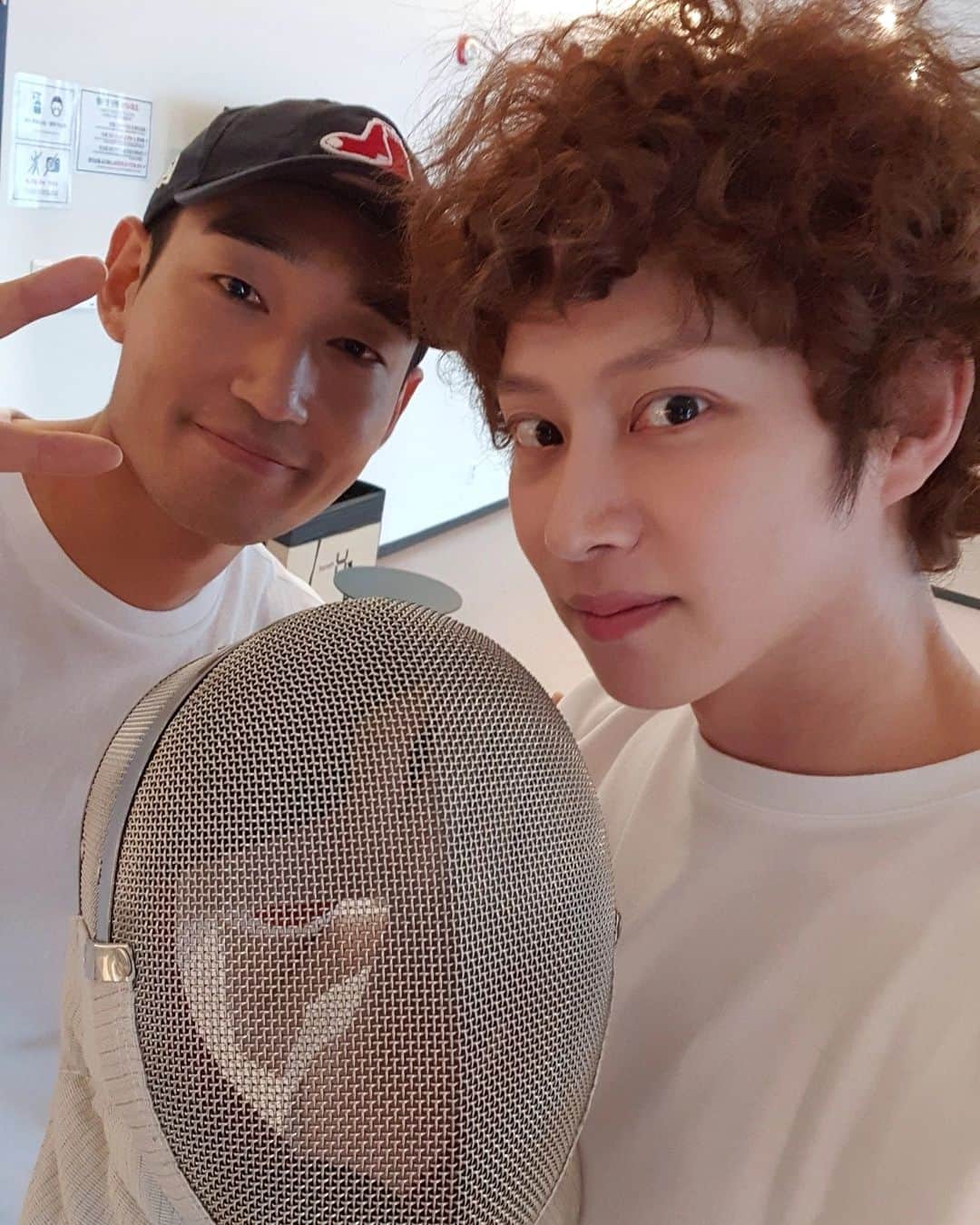 ヒチョルのインスタグラム：「정환이랑🍒🐷🥇🤺🐷」