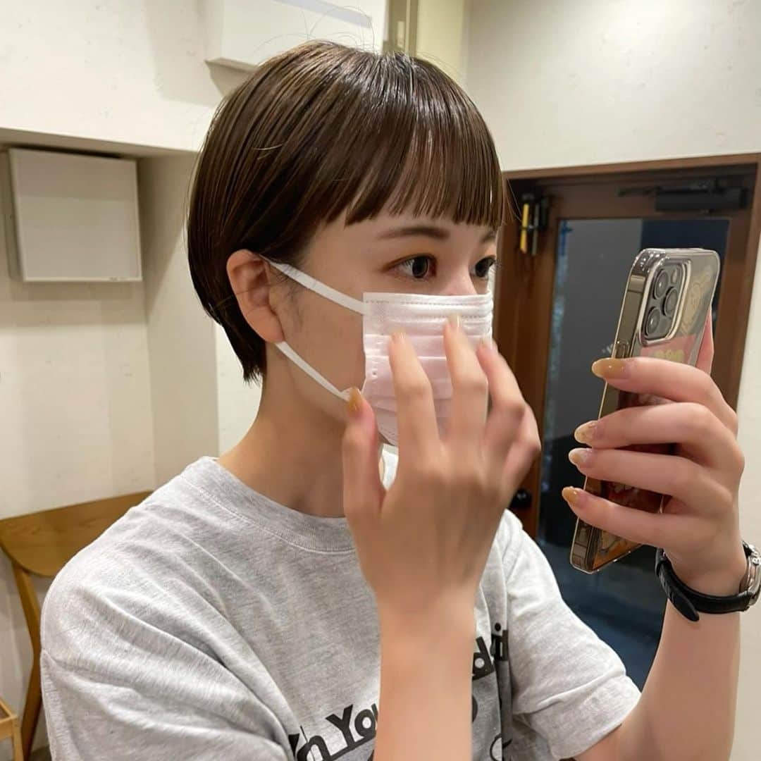 樺澤まどかさんのインスタグラム写真 - (樺澤まどかInstagram)「オン眉  すっきり さっぱり  伸ばそうって思いながら 美容室行ったけど やっぱり短いのが好き💇‍♀️💞. . ノリでオン眉にしてみたけど とても気に入った！. . 鬼才美容室の栃木さんに全任せ @yt1214_sac   カラーはベージュとブルー🫐.  毎回髪型も色も変えてくれて 飽きないようにしてくれる まじ天才❤️‍🔥. . . #樺澤まどか #吉本坂46  #オン眉 #ショート女子 #ショートヘア #マスク美人 #マスク美人コンテスト #マスクを外すな」8月14日 15時36分 - kabasawa_madoka