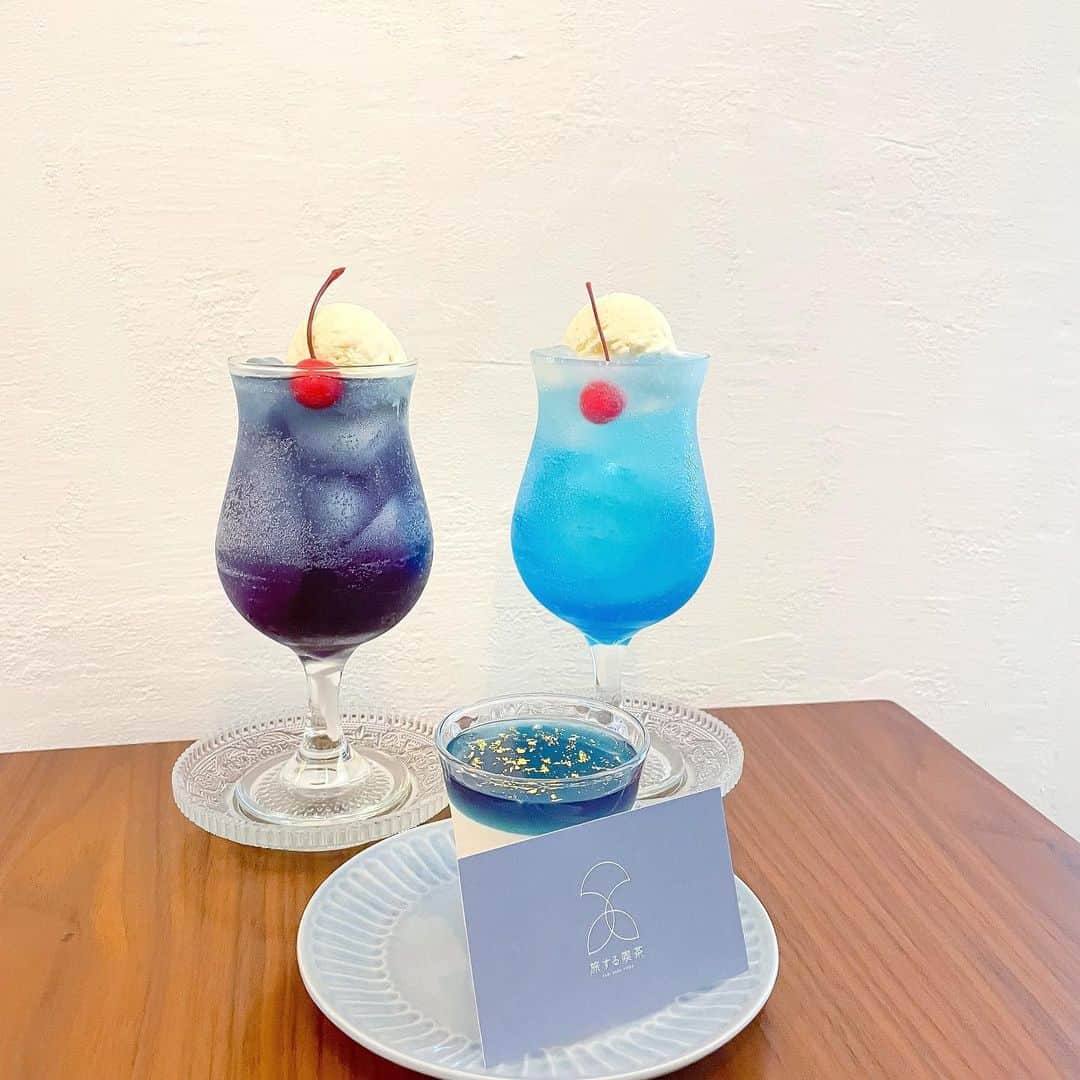のインスタグラム：「ㅤ ㅤ ひとつ前の投稿で書いたカフェ 旅する喫茶☕️ ㅤ ㅤ 𖤐 青空のクリームソーダ 𖤐 夜空のクリームソーダ 𖤐 夜空のレアチーズケーキ ㅤ ㅤ まず商品名がすごく綺麗なんだけど、 実物がそれに劣らない美しさでびっくり😭 ㅤ クリームソーダってこんなに美しいの？ ㅤ ㅤ 2枚目は外の光に透かしたかんじ💭 ㅤ ドリンクの色味はもちろん、 青空と夜空に浮かぶさくらんぼも すごく綺麗🍒☁️ ㅤ ㅤ 肉眼で見る美しさを iPhoneの写真に写すのは限界があった🥲 一眼持ってきたら良かった😫って すごい思いました😂🙌🏻 ㅤ ㅤ 他のお客さんもいたので 写真には収めてませんが、 店内の雰囲気はシックで隠れ家感があって 居心地良い空間でした🌿 ㅤ ㅤ ㅤ ㅤ ㅤ ㅤ #kana__cafe ㅤ #旅する喫茶 #旅するクリームソーダ #クリームソーダ #チーズケーキ #高円寺カフェ #東京カフェ #高円寺グルメ #koenji #tokyocafe #koenjicafe」