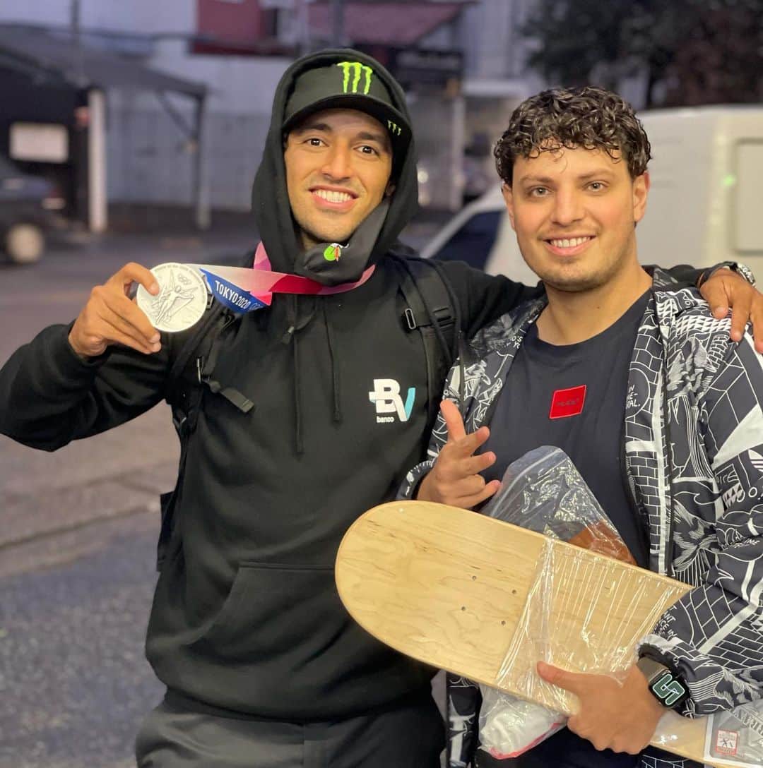 ケビン・ホーフラーのインスタグラム：「#ReidosCodiguin “Maior Satisfação de Conhecer essa lenda do Joguinho” !!!! Obrigado pela Resenha e o Café ☕️ @gb0012 ! #ReiDosCodiguin #VaideBaze #Skatediguin」