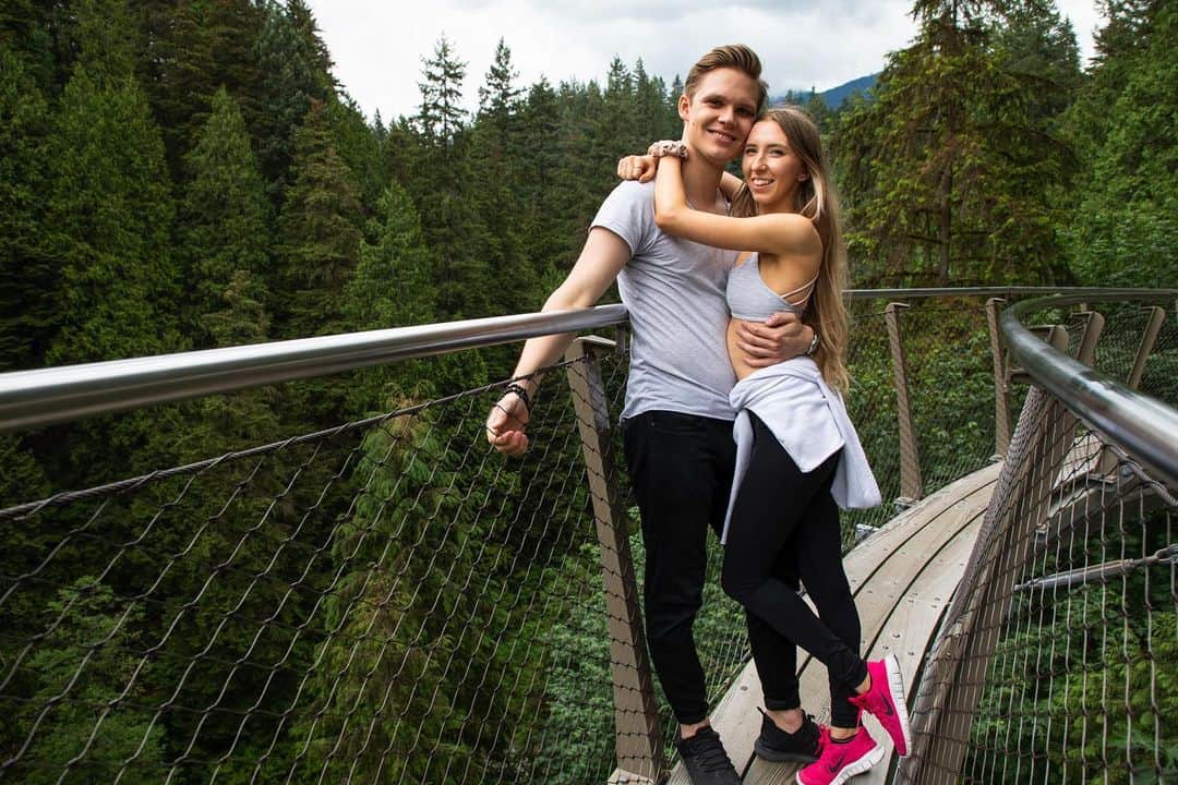 Alex Sinicynのインスタグラム：「If only I knew how many hikes she would drag me on…🌲🌲🌲」