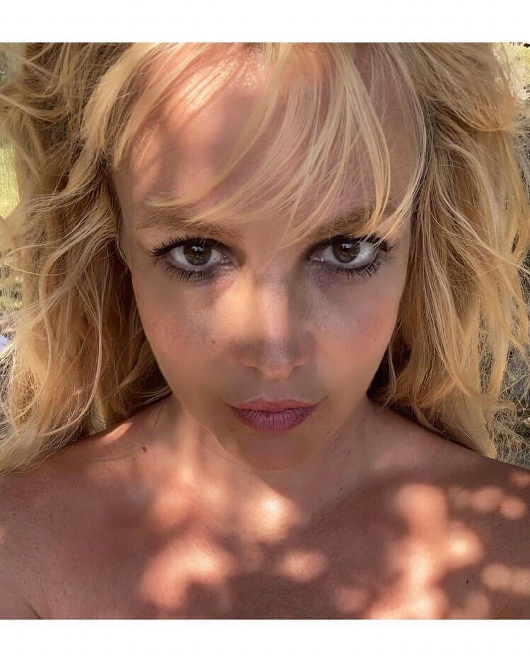 ブリトニー・スピアーズのインスタグラム：「It’s really weird whenever I try to slim down it usually starts with my legs 🦵🏻 first ... then my stomach ... then my face 🙆🏼‍♀️ …  and that's when I know I’ve actually lost weight !!!! When you swipe to the second pic you can actually really see how slim my face is but I’m not so sure I like it 🤷🏼‍♀️🤷🏼‍♀️🤷🏼‍♀️… In the old days when women were heavier they were considered more attractive to men because it was a sign of wealth !!!! I have a couple of throwback dances 💃🏼 from this summer where I looked heavier but it's weird cause I think I was happier !!!! Oh well ... sorry for my shallow talk of weight … but it is what it is you know 😂😂😂🤷‍♀️🤷‍♀️🤷‍♀️ !!!! GOD BLESS YOU ALL ☀️ !!!!!」