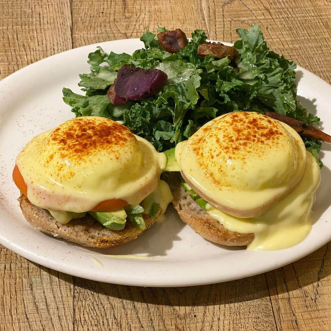 マキ・コニクソンさんのインスタグラム写真 - (マキ・コニクソンInstagram)「Heavenlyでランチ！🍽 エッグベネディクトとバナナ抜きの アサイボウルとアボカドトーストを オーダーしました！Heavenlyは盛り付けがとっても綺麗！どれも”映え”します！✨✨  店内はBeachyな感じでカジュアルだけど 凄くお洒落！👍🏼👍🏼  今日も美味しかった！Yummy!! 😋 ご馳走様でした！🙏🏻  #ハワイの美味しいお店のおすそ分け🤙🏼  #heavenlyhawaii  #ガチャガチャの景品有難う御座います！🙏🏻」8月14日 11時01分 - makikonikson