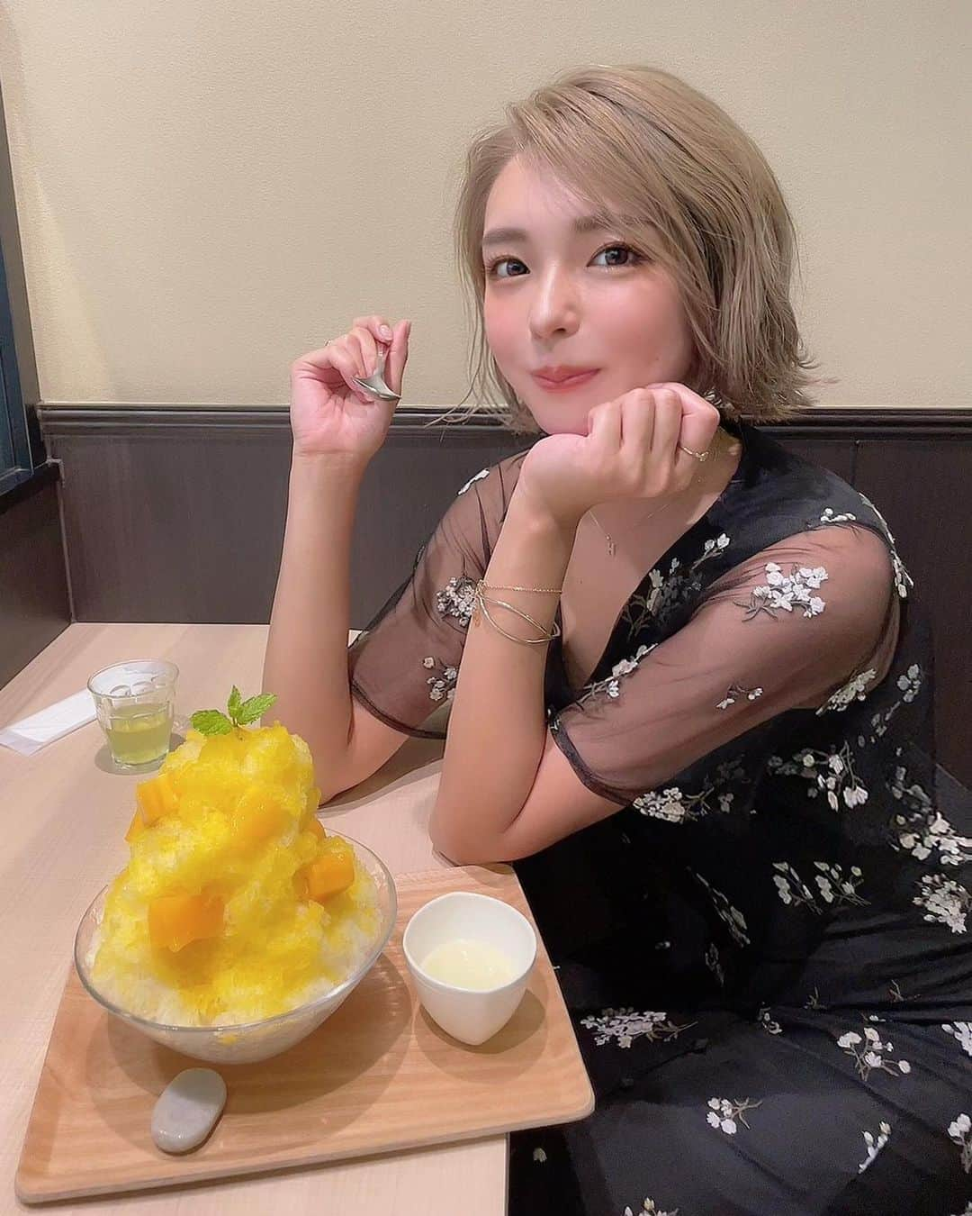 Hitomiさんのインスタグラム写真 - (HitomiInstagram)「❤︎  ぼくのなつやすみ🌻 かき氷食べに行ったよ🍧 いつもはいちご味だけど 今回はマンゴーにしてみた☺️💕  最近ね、風鈴の音色が好きすぎてよく YouTubeで聞くんだ🎐 夏って暑くて楽しくて短くて どこか切なくて儚い、、季節に感じるの🥺 夏が来たり夏を思い出したりすると きゅん...ってする気持ちわかる人いる？🥺　#夏きゅん  #cyberjapan #cyberjapandancers #サイバージャパン　#サイバージャパンダンサーズ #summer #かき氷 #夏休み　#夏　#なとぅ」8月14日 11時01分 - hitomi_01270