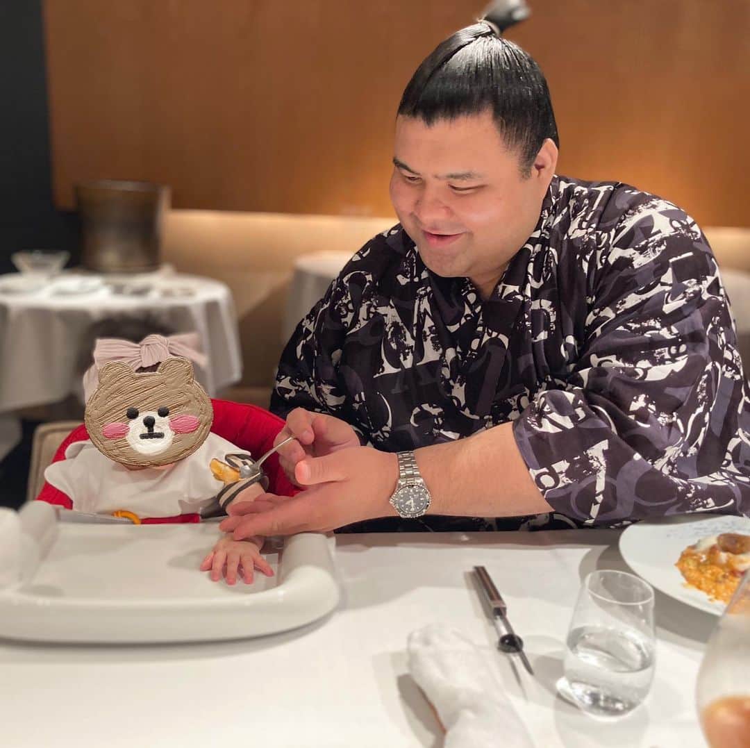 杜このみのインスタグラム：「娘のハーフバースデーお祝いに 白金台のレストラン　ラリューム Restaurant L’allium さんへ♡  お店の方のご配慮で、 お店を貸切にしてくださり 進藤佳明シェフの美しくて美味しいフレンチを頂きました😢♡ 家族でフレンチだなんて、絶対に何年も先になると思っていたので 本当に嬉しかったです🥺✨ また、お店もしっかりと感染症対策を徹底して下さっているので安心して楽しい時間を過ごすことが出来ました♡  娘はまだ食べられませんが、 パパから"なんちゃって"で食べさせてもらっているふりを…（笑） この後、本当に食べたかったみたいでスプーン🥄を掴んでなかなか離してくれませんでした（笑） コロナ禍で、外食がほとんど出来ずにおうちご飯ばかりだったので、 とてもリフレッシュ出来ましたし、 幸せな時間が過ごせました☺️💐  日頃からお世話になっております方にお誘い頂き、心から感謝です…♡  #ハーフバースデー #レストランラリューム #白金台 #フレンチ #フレンチデビュー」