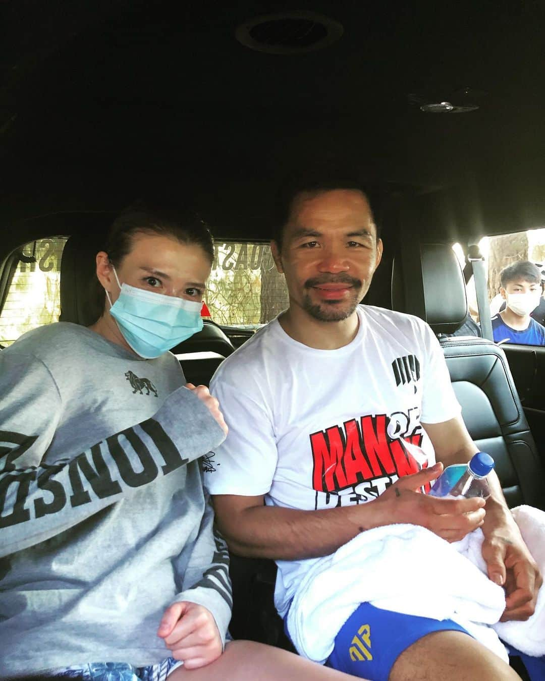 高野人母美のインスタグラム：「Important memories @mannypacquiao  I appreciate your kind response pacquiao👊🏻 thank u very....🙏 mayby I thank God for letting me meet you. If it wasn't for him, we wouldn't have known each other  8/21/2021...Las Vegas  I wish you victory👊🏻👊🏻  私はLos Angelesで たくさんの貴重な経験と財産をきずいています。 それは お金では買えないもの。 #思い出  #努力 #忍耐 #根性 #涙  決して経験しなくて良い 努力など。⇦1番嫌いなのに。  but それは 新しい力に変わり mind changeに繋がります。  守護神に感謝。 両親。 家族。 友人 感謝。 言葉ではなくカタチで。  それはとても難しく simpleかもしれない。  私は今日。helpしてくれた友人含め 携わった方々に心からお祈りします。 本当にありがとうございます。  Americaで1人生きていく事を決めた時を思い出す日になりました。  #Reset #and #restart  私が自転車を🇺🇸で手に入れたw  爆速して ネズミの道まで覚えて 新しい街をenjoyします。  本当にありがとう❤️😭  #love #friend #respect  #respectfully  #pacquiao  #boxing #boxbraids  #boxycharm  #boxinglife  #boxer  #coffee #cafe #LA #newyork  #miamibeach  #Miami #miaminightlife  #Philippine #japanesegirl  #losangeles #Angeles #LOL」