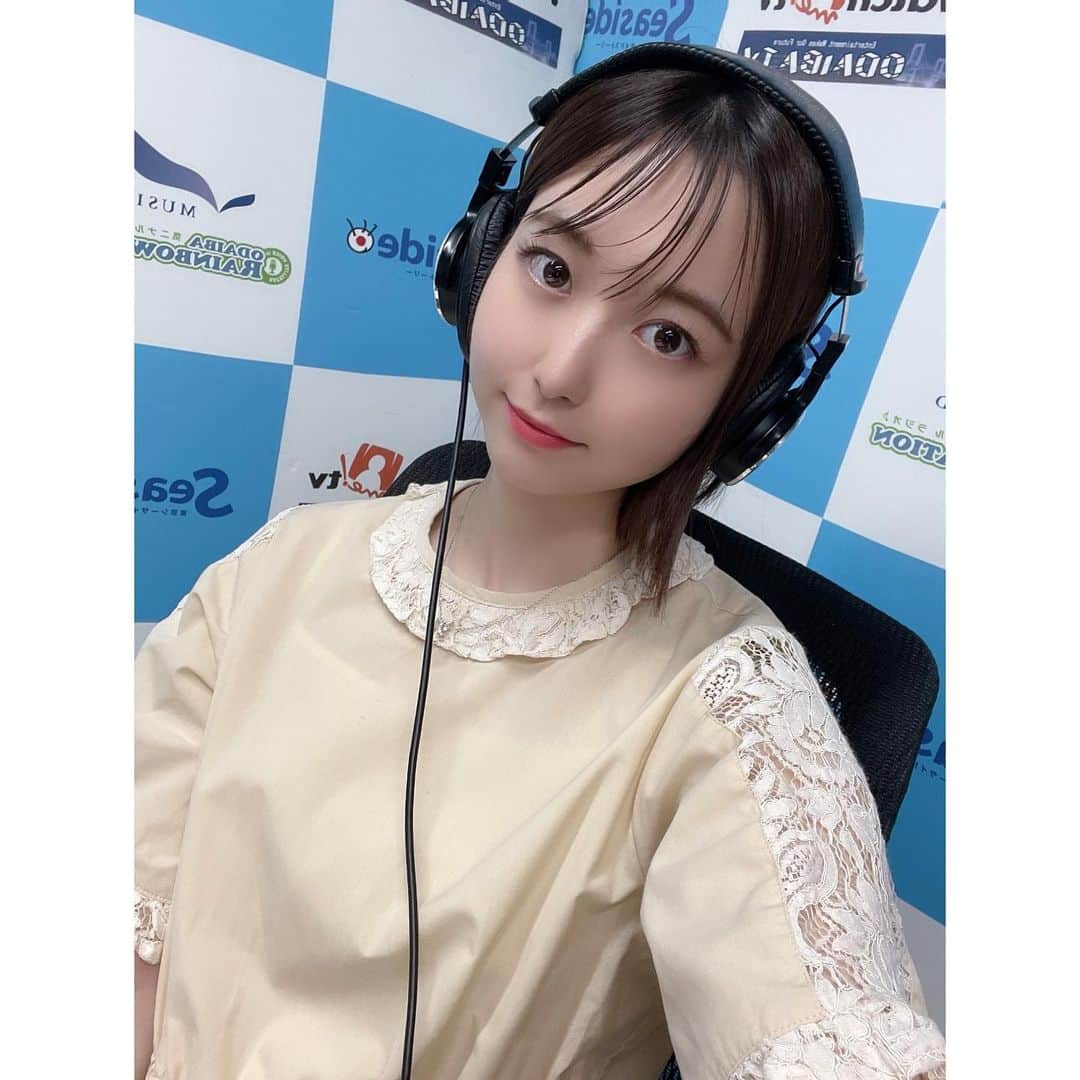 大崎菜々子のインスタグラム：「・ 昨日は TOKYO FM MUSICBIRDスタジオよりお送りしている 「ODAIBA RAINBOW STATION」 お聴きいただきありがとうございました！  実は7月最後の週の放送時、 ブランドが終わってしまう大好きなLEBECCAboutiqueで初めてお迎えした「窓に射す外光とワンピース」をどうしても着たくてこの日はこのワンピースを身に纏いました。  私が小学生の頃に初めて好きになったバンドELLEGARDENのアッシュという曲の歌詞に入っている「窓に射す外光」。 10歳の時に私は初めてELLEGARDENのライブを観にいきました。 その後エルレは活動休止をしてしまい、10年振りに活動再開するという時がこのワンピースをお迎えするきっかけとなりました。  10年振りにELLEGARDENのライブを観にZOZOマリンスタジアムにも行きました。  ブランド自体は以前から知っていましたが購入したことはなく、ELLEGARDENの音楽が好きで、このワンピースのタイトルをみた時に絶対買おう！と思いお迎えしました。  ワンピース1着1着に物語があるというのがステキだなと思い、私がLEBECCAboutique @lebecca_boutique を好きになったきっかけにもなりました。  今こうして、ラジオパーソナリティをお仕事にできて、アーティストさんとお話できる機会があることを誇りに思っています。そして感謝しています。  これからも大好きなお洋服を着て、 みんなに楽しい時間をお届けできたらいいなと改めて思いました✨  ・ ・ ・ 見逃した方はYouTubeでアーカイブ放送も見れます！チェックしてね。  パーソナリティへのメッセージ、 お便りなどは @odaibatv のTwitterのDMまたは💌ors@odaibatv.jpまでお寄せください✨  恋愛相談でも、お悩み相談でもなんでもお答えします🙆‍♀️  #tokyofm #musicbird #odaibatv #半蔵門 #シーサイドイメージガール #コミュニティFM #声優 #アイドル好き #映画 #横浜美少女図鑑 #女子大生 @kanagawa_bishoujo_zukan  @bishoujozukan_official #ラジオパーソナリティー #我的最愛  #fashiongram #좋아요 #오오티디  #lebeccaboutique @l_jpn #패션  #패션스타그램 #model #cosplayer #l4l #girl  #cute #instagood #ブルベ夏 #アナウンサー  #makeup #cosmetics」