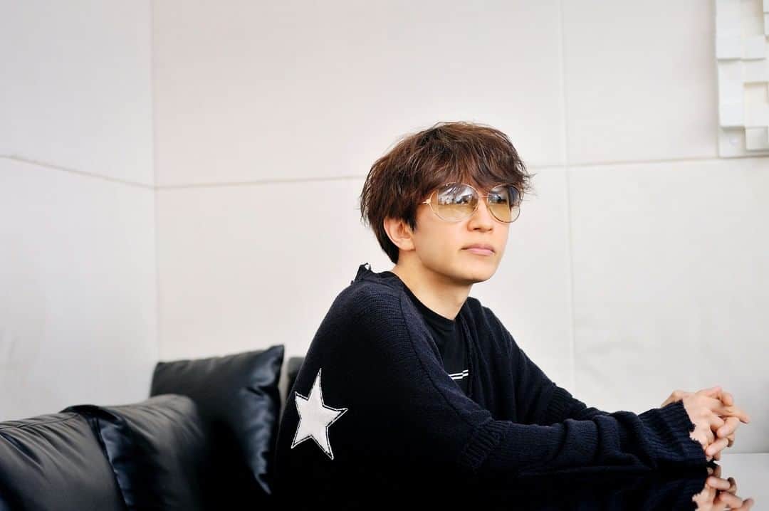 tetsuyaのインスタグラム：「【TETSUYA　音楽アプリ「SMART USEN」ファッショントーク番組出演！】  STEALTH STELL’Aのクリエイティヴ ディレクターを務めるTETSUYAが 音楽アプリ「SMART USEN」のファッショントーク番組に出演！ STEALTH STELL’AについてTETSUYAが語ります。  「SMART USEN」内無料チャンネル『ジュルナルクボッチのファッショントークサロン』 →https://smart.usen.com/ch02494  また、アフタートークの様子を音楽webサイト「encore」で公開中！ →http://e.usen.com/mode/41963/  ぜひ両方お楽しみください！ STEALTH STELL’A HPはこちら https://stealthstella.com/  #TETSUYA #LArcenCiel #STEALTHSTELLA #USEN」