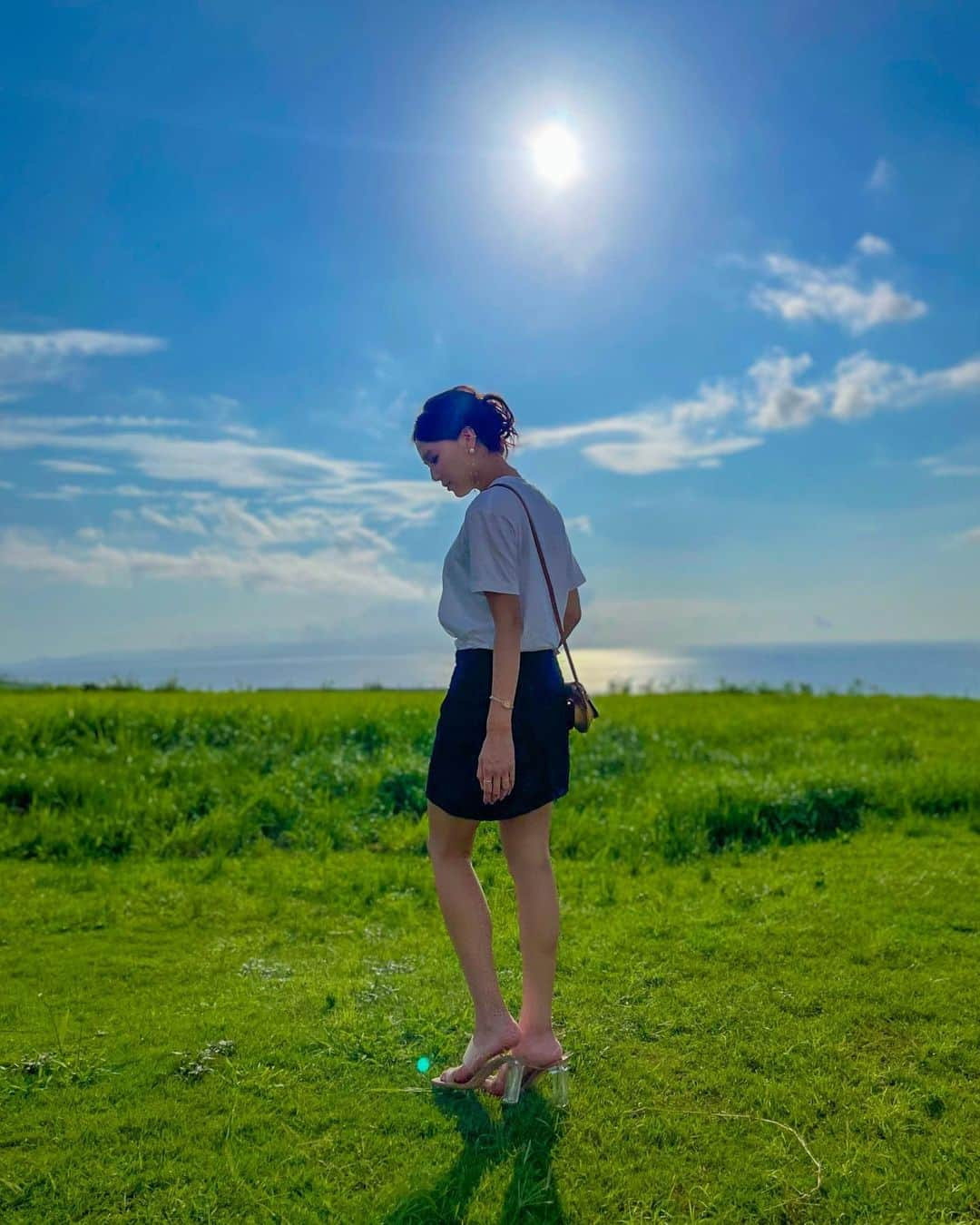 石井里奈さんのインスタグラム写真 - (石井里奈Instagram)「こんにちは☀️ . 今日も石垣島編✨🥰 撮影終わりにすぐご褒美ジェラートを食べにミルミル本舗へ🐮🌱 . 前回食べてとっても美味しかったのでリピート👏今回はシークワーサーとマンゴーを💕この2つほんとに美味しくておすすめです❤ . テラスが海と緑が広がっててとっても見晴らしがいいのもお気に入り！ しかも今回はお天気も良かったのでとっても気待良かったです❣️ . tops... @upperhights  skirt... @acnestudios  bag... @loewe  sandals... @zara  . 気持ちよくてワンピースの有名なシーンのポーズを真似っ子してみました✊💕(笑) . 午後も素敵な一日を💓 . #石垣島 #ishigakiisland #りなまるグルメ #ishigakijima #石垣島旅行 #石垣島グルメ #石垣島カフェ #石垣島スイーツ #ミルミル本舗 #ご当地スイーツ #acnestudios #upperhights #loewe #okinawa #沖縄旅行 #gelato #mango #マンゴー #ジェラート #アイス #アイスクリーム #icecream #グルメ旅 #ワンピース #onepiece #onepiecelover #ルフィ #デニムコーデ #アクネストゥディオズ #ご当地グルメ」8月14日 12時08分 - ri7tin1025