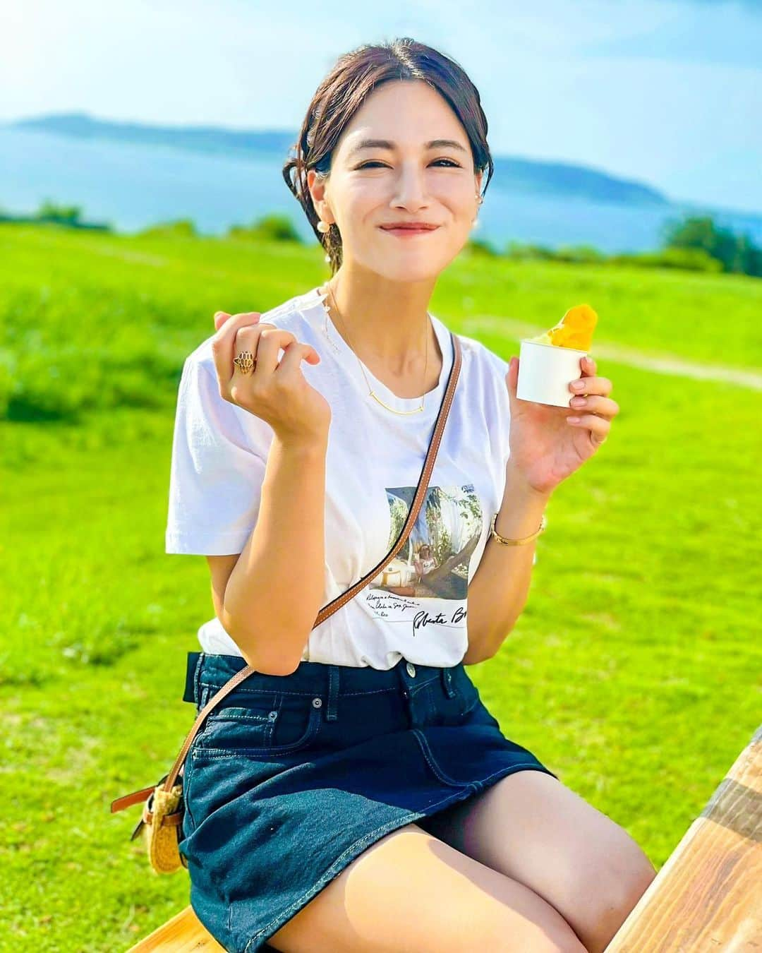 石井里奈さんのインスタグラム写真 - (石井里奈Instagram)「こんにちは☀️ . 今日も石垣島編✨🥰 撮影終わりにすぐご褒美ジェラートを食べにミルミル本舗へ🐮🌱 . 前回食べてとっても美味しかったのでリピート👏今回はシークワーサーとマンゴーを💕この2つほんとに美味しくておすすめです❤ . テラスが海と緑が広がっててとっても見晴らしがいいのもお気に入り！ しかも今回はお天気も良かったのでとっても気待良かったです❣️ . tops... @upperhights  skirt... @acnestudios  bag... @loewe  sandals... @zara  . 気持ちよくてワンピースの有名なシーンのポーズを真似っ子してみました✊💕(笑) . 午後も素敵な一日を💓 . #石垣島 #ishigakiisland #りなまるグルメ #ishigakijima #石垣島旅行 #石垣島グルメ #石垣島カフェ #石垣島スイーツ #ミルミル本舗 #ご当地スイーツ #acnestudios #upperhights #loewe #okinawa #沖縄旅行 #gelato #mango #マンゴー #ジェラート #アイス #アイスクリーム #icecream #グルメ旅 #ワンピース #onepiece #onepiecelover #ルフィ #デニムコーデ #アクネストゥディオズ #ご当地グルメ」8月14日 12時08分 - ri7tin1025