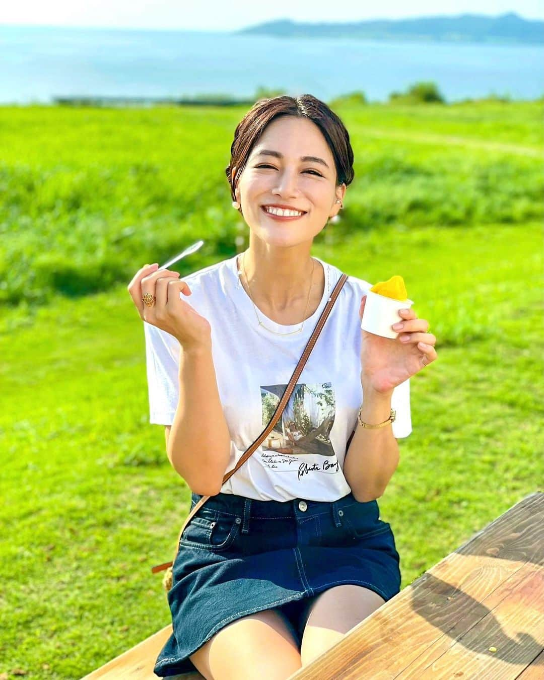 石井里奈さんのインスタグラム写真 - (石井里奈Instagram)「こんにちは☀️ . 今日も石垣島編✨🥰 撮影終わりにすぐご褒美ジェラートを食べにミルミル本舗へ🐮🌱 . 前回食べてとっても美味しかったのでリピート👏今回はシークワーサーとマンゴーを💕この2つほんとに美味しくておすすめです❤ . テラスが海と緑が広がっててとっても見晴らしがいいのもお気に入り！ しかも今回はお天気も良かったのでとっても気待良かったです❣️ . tops... @upperhights  skirt... @acnestudios  bag... @loewe  sandals... @zara  . 気持ちよくてワンピースの有名なシーンのポーズを真似っ子してみました✊💕(笑) . 午後も素敵な一日を💓 . #石垣島 #ishigakiisland #りなまるグルメ #ishigakijima #石垣島旅行 #石垣島グルメ #石垣島カフェ #石垣島スイーツ #ミルミル本舗 #ご当地スイーツ #acnestudios #upperhights #loewe #okinawa #沖縄旅行 #gelato #mango #マンゴー #ジェラート #アイス #アイスクリーム #icecream #グルメ旅 #ワンピース #onepiece #onepiecelover #ルフィ #デニムコーデ #アクネストゥディオズ #ご当地グルメ」8月14日 12時08分 - ri7tin1025