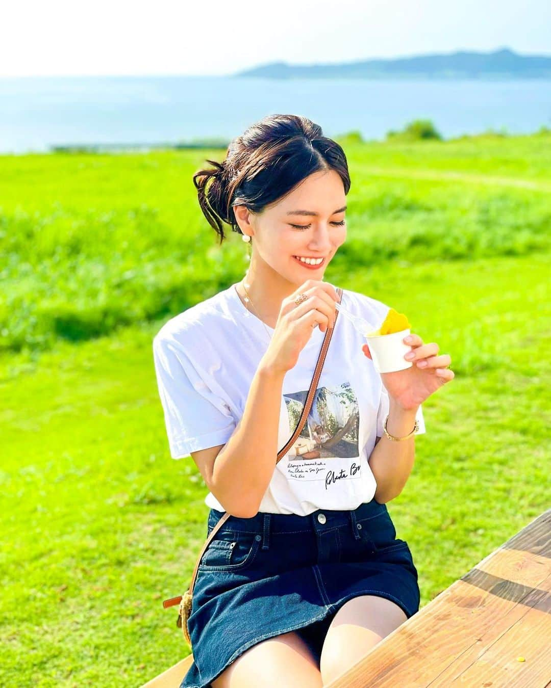 石井里奈さんのインスタグラム写真 - (石井里奈Instagram)「こんにちは☀️ . 今日も石垣島編✨🥰 撮影終わりにすぐご褒美ジェラートを食べにミルミル本舗へ🐮🌱 . 前回食べてとっても美味しかったのでリピート👏今回はシークワーサーとマンゴーを💕この2つほんとに美味しくておすすめです❤ . テラスが海と緑が広がっててとっても見晴らしがいいのもお気に入り！ しかも今回はお天気も良かったのでとっても気待良かったです❣️ . tops... @upperhights  skirt... @acnestudios  bag... @loewe  sandals... @zara  . 気持ちよくてワンピースの有名なシーンのポーズを真似っ子してみました✊💕(笑) . 午後も素敵な一日を💓 . #石垣島 #ishigakiisland #りなまるグルメ #ishigakijima #石垣島旅行 #石垣島グルメ #石垣島カフェ #石垣島スイーツ #ミルミル本舗 #ご当地スイーツ #acnestudios #upperhights #loewe #okinawa #沖縄旅行 #gelato #mango #マンゴー #ジェラート #アイス #アイスクリーム #icecream #グルメ旅 #ワンピース #onepiece #onepiecelover #ルフィ #デニムコーデ #アクネストゥディオズ #ご当地グルメ」8月14日 12時08分 - ri7tin1025