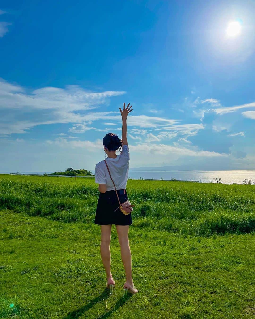 石井里奈さんのインスタグラム写真 - (石井里奈Instagram)「こんにちは☀️ . 今日も石垣島編✨🥰 撮影終わりにすぐご褒美ジェラートを食べにミルミル本舗へ🐮🌱 . 前回食べてとっても美味しかったのでリピート👏今回はシークワーサーとマンゴーを💕この2つほんとに美味しくておすすめです❤ . テラスが海と緑が広がっててとっても見晴らしがいいのもお気に入り！ しかも今回はお天気も良かったのでとっても気待良かったです❣️ . tops... @upperhights  skirt... @acnestudios  bag... @loewe  sandals... @zara  . 気持ちよくてワンピースの有名なシーンのポーズを真似っ子してみました✊💕(笑) . 午後も素敵な一日を💓 . #石垣島 #ishigakiisland #りなまるグルメ #ishigakijima #石垣島旅行 #石垣島グルメ #石垣島カフェ #石垣島スイーツ #ミルミル本舗 #ご当地スイーツ #acnestudios #upperhights #loewe #okinawa #沖縄旅行 #gelato #mango #マンゴー #ジェラート #アイス #アイスクリーム #icecream #グルメ旅 #ワンピース #onepiece #onepiecelover #ルフィ #デニムコーデ #アクネストゥディオズ #ご当地グルメ」8月14日 12時08分 - ri7tin1025