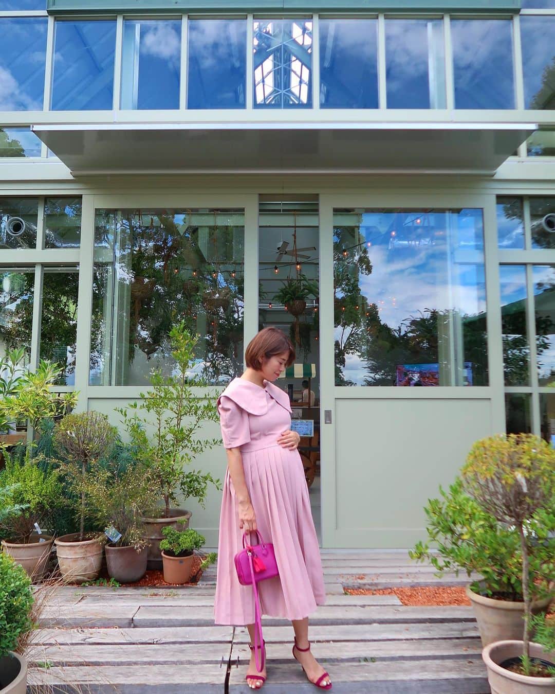 yuiさんのインスタグラム写真 - (yuiInstagram)「. . Baby shower  ootd 🤰🍭✨🧸  ピンクで来てね♡と、リクエストを頂いたので、 バックもチャームもサンダルもピンクで💓🐷💓🐷 . . #babyshower #welcomebaby #ベイビーシャワー#ママコーデ#妊婦コーデ #女の子のママ #ゆいのママライフ」8月14日 13時05分 - yuiram