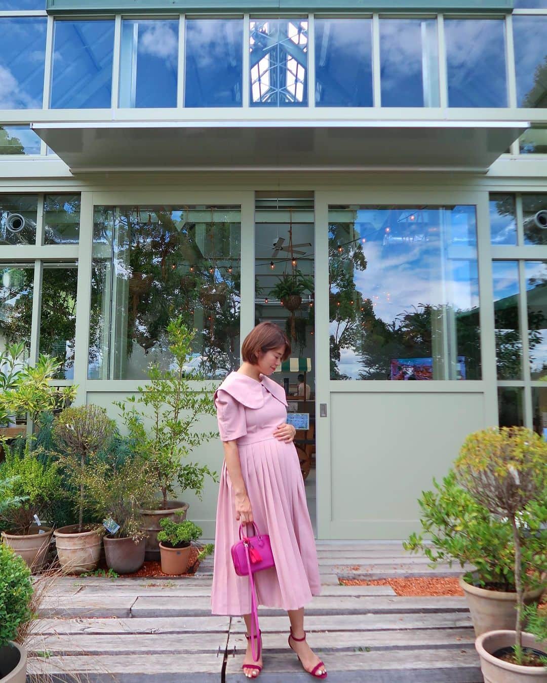 のインスタグラム：「. . Baby shower  ootd 🤰🍭✨🧸  ピンクで来てね♡と、リクエストを頂いたので、 バックもチャームもサンダルもピンクで💓🐷💓🐷 . . #babyshower #welcomebaby #ベイビーシャワー#ママコーデ#妊婦コーデ #女の子のママ #ゆいのママライフ」