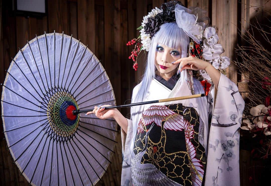 のインスタグラム：「⁡ ⁡ ⁡ 月夜霧 ーツクヨギリー  ⁡ ⁡ 夜霧立ち込める、ある冬の噺。 朧ろに照っている月夜が なんとも美しく、儚く。 ⁡ 物思いに耽る女は 霞がかった心がすーっと、 洗われたように ⁡ くすり、と笑みを溢す。 ⁡ ⁡ 撮影：STUDIO心 @studio_kokoro  ⁡   #札幌 #被写体 #モデル  #着物 #和服 #和装  #桂由美 #桂由美デザイン  #ココロの変身写真  #月夜霧 #スタジオ心  #creative_portraits  #pasha_magazine  #portrait_lovers_united  #igbest_shots  #great_myshotz  #good_portraits_world  #love_camera_club  #jp_portrait部 #team_jp  #gris_cartier_bresson  #MoodyPortraits  #portraits_universe  #worldsfinestmagazine  #portrait_shooters  #total_japan #IG_JAPAN  #vipphotomagazine  #photo_creation_silver  #sensitive_captures」
