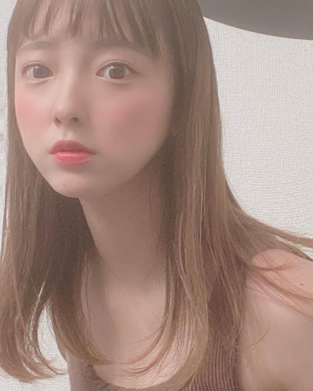 平原歩さんのインスタグラム写真 - (平原歩Instagram)「また眉上にした💇‍♀️もう切ってから結構伸びちゃったけど、、、 今回も @yuma_brown 🎮 めっちゃいいカラー、いつもありがとうです🙇‍♂️  ＃オン眉　#眉上バング  #ヘアカラー #ヘアスタイル」8月14日 13時49分 - mi_mi_mi_ay