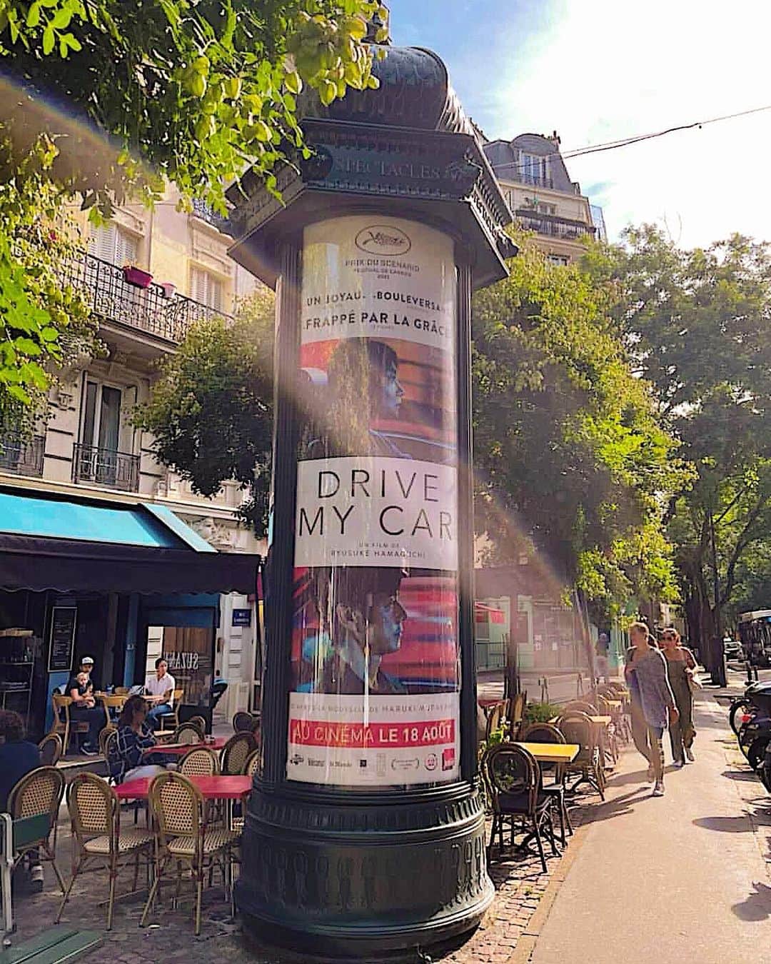 霧島れいかのインスタグラム：「フランスにいるお友達が ポスターを見かけて写真を撮って 送ってきてくれました❤︎ 嬉しいなぁ🚘🇫🇷✨ とても素敵でワクワクします♪  そして公開まであと6日です!  ✳︎【8.20 ROADSHOW】✳︎ #ドライブマイカー #drivemycar」