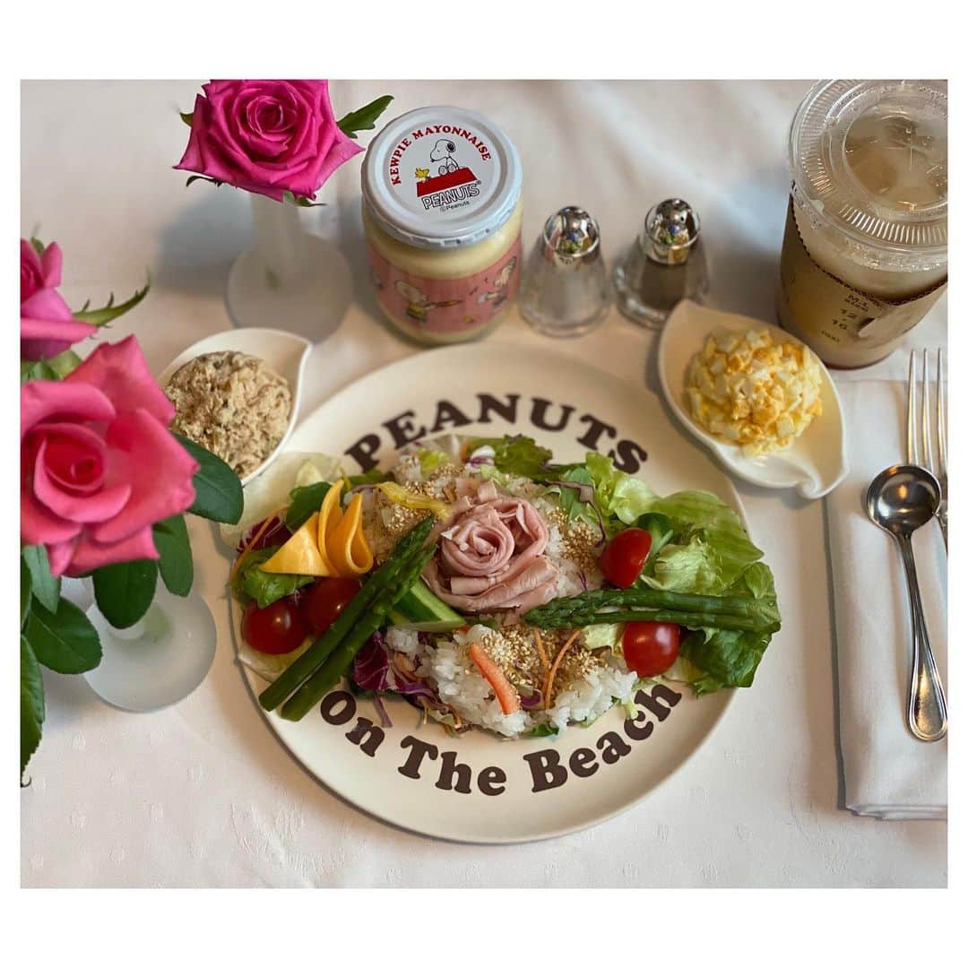 大和悠河さんのインスタグラム写真 - (大和悠河Instagram)「on the beach サラダ🥗に白胡麻ライスを混ぜてハムをクルクルッと丸くしだけの大好きな簡単🌹薔薇バラサラダライス 8/14大和悠河公式LINE LIVE premium ch先週のアーカイブを夜9時時から配信しますね。 よろしくお願いします。 . . #大和悠河　#yugayamato #onthebeach  #peanuts #snoopy  #キューピーマヨネーズ  #キューピーマヨネーズスヌーピー  #キューピーマヨネーズ瓶  #onthebeach🌊 #大和悠河の手づくり　#ピンクの薔薇  #薔薇サラダ　#バラ  #サラダライス #salad  #saladlover #rosesalada  #美味しい記憶 #美味しい食卓  #美味しい食卓 #健康ご飯　#美味しいよ  #handmadelove  #handmade  #homecookingisthebest  #homecookin  #handmadebyyugayamato #homecooking  #yugayamatoshomecooking」8月14日 14時40分 - yugayamato