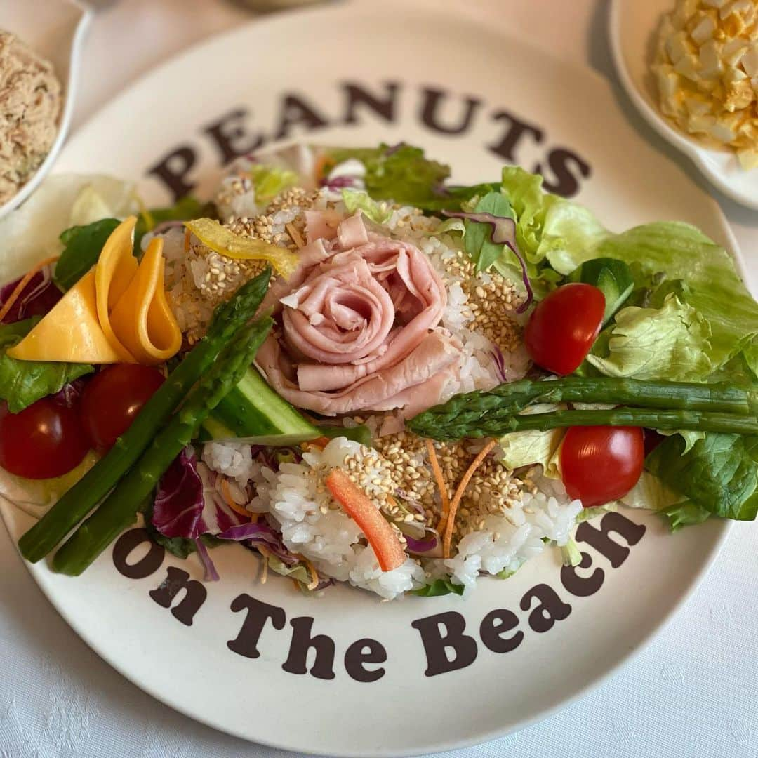 大和悠河さんのインスタグラム写真 - (大和悠河Instagram)「on the beach サラダ🥗に白胡麻ライスを混ぜてハムをクルクルッと丸くしだけの大好きな簡単🌹薔薇バラサラダライス 8/14大和悠河公式LINE LIVE premium ch先週のアーカイブを夜9時時から配信しますね。 よろしくお願いします。 . . #大和悠河　#yugayamato #onthebeach  #peanuts #snoopy  #キューピーマヨネーズ  #キューピーマヨネーズスヌーピー  #キューピーマヨネーズ瓶  #onthebeach🌊 #大和悠河の手づくり　#ピンクの薔薇  #薔薇サラダ　#バラ  #サラダライス #salad  #saladlover #rosesalada  #美味しい記憶 #美味しい食卓  #美味しい食卓 #健康ご飯　#美味しいよ  #handmadelove  #handmade  #homecookingisthebest  #homecookin  #handmadebyyugayamato #homecooking  #yugayamatoshomecooking」8月14日 14時40分 - yugayamato