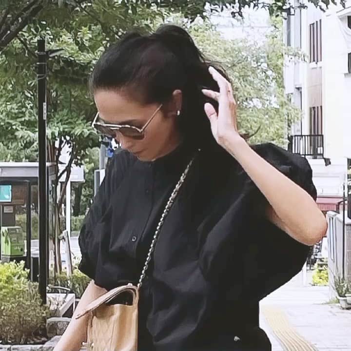 Michikoのインスタグラム：「_______ ✔️  地毛の色に飽きたので、ダークブラウンに戻そうと思う。  ずっと飽きた飽きたとモヤモヤする中、 自分のこの写真を見て決めた。　 (なぜか髪も肌もやたらと黒く写ってるけど)  メッシュとかやってみたい。 でも、似合わないだろうなぁ 笑 周りからどーしたの？って言われそう🥲  メッシュって 誰にでもそれなりに似合うものなんでしょうか？ #もし美容師さんがいたら教えてください . . #blackhair  #blackandbeige  .」
