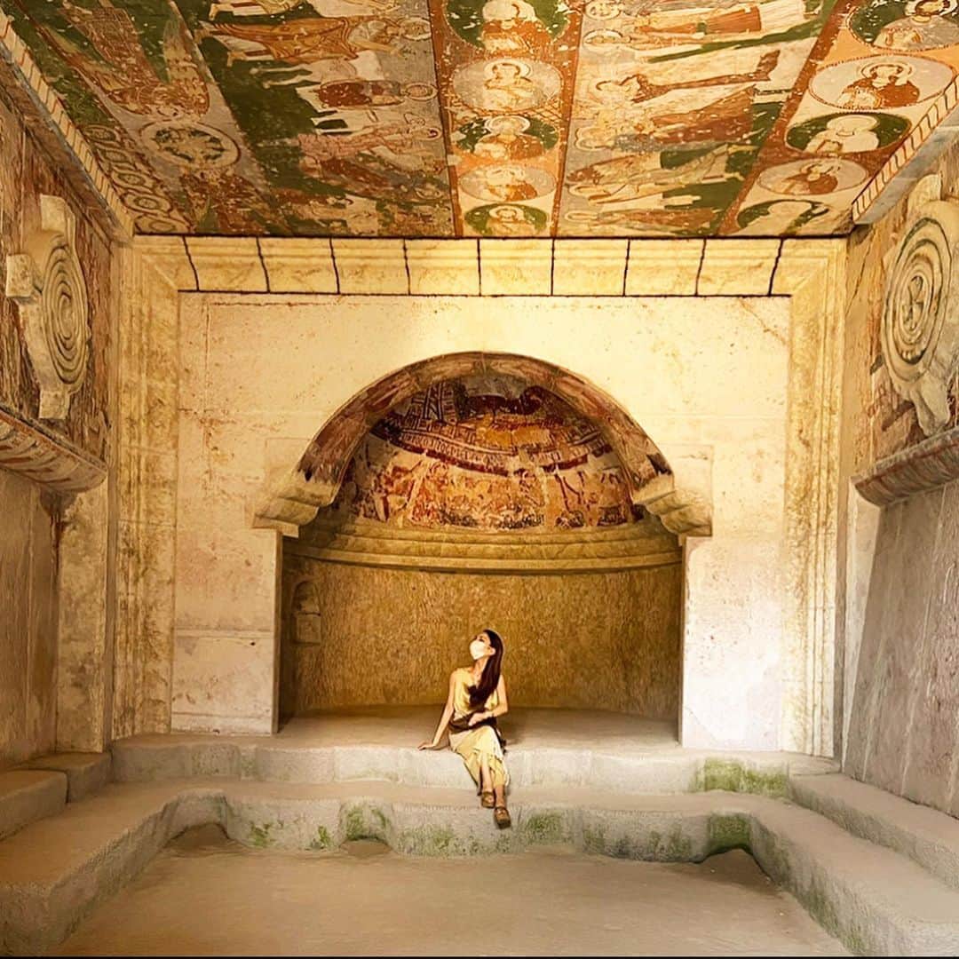 鈴木絢子さんのインスタグラム写真 - (鈴木絢子Instagram)「・ ・ 【洞窟の教会】 先日、閉館間際の#大塚国際美術館 に立ち寄ったときの一枚🤗✨ ・ #世界を旅するミュージアム と銘打たれているだけあり、約4kmに渡る展示スペースには世界各国の名画がズラリ✨ ・ #システィーナ礼拝堂 #ポンペイ壁画  #秘儀の間 #フェルメール の代表作 #真珠の耳飾りの少女 #ヴィーナスの誕生 #最後の晩餐 #ゴッホ の#ヒマワリ などなど、、 有名どころもたくさん❣️ ・ この海外に行けないご時世、 久々にいろんな国を旅した気分になります🤗✨ ・ 閉館間際だからか、カフェも屋上庭園も誰もおらず。 ソーシャルディスタンスはバッチリでした👌✨ ・ ・ ・ #感性を磨く #美術館 #現代アート #環境展示 #徳島県 #関西 #鳴門 #名画 #洞窟 #教会 #納涼 #夏の過ごし方 #museum #art」8月15日 0時55分 - ayako_suzuki810