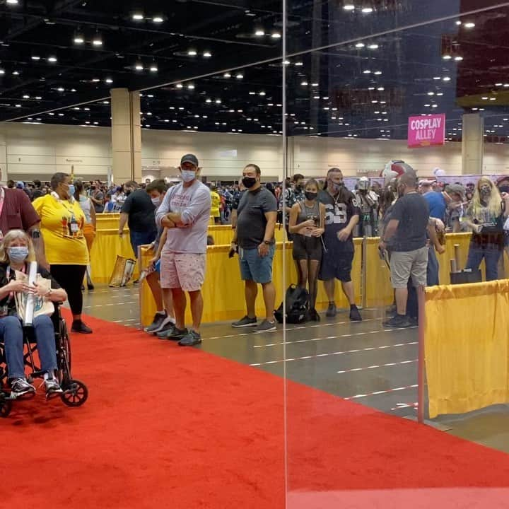 デイブ・クーリエのインスタグラム：「A quick break @megaconorlando with @johnstamos and @bobsaget Wow! What a turnout!!! Thank you, fans! #cutitout」