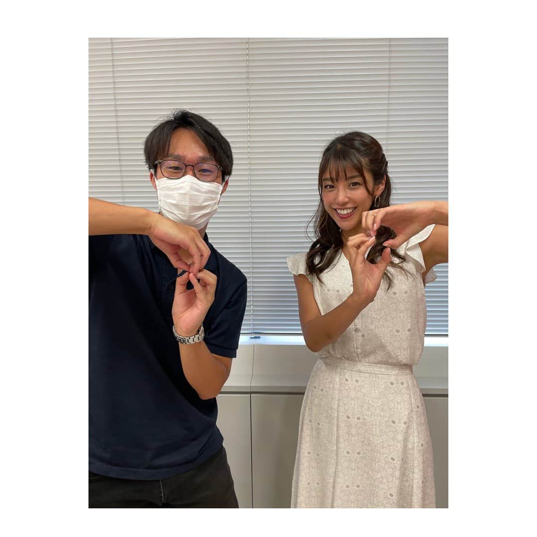 岡副麻希さんのインスタグラム写真 - (岡副麻希Instagram)「. スロイジで関西テレビにお邪魔したとき👦🏻 ⁡ 大学の後輩で関テレアナウンサーの服部氏が 取材終わりにパワー注入しに来てくれました😆🎈 なかなか会えてなかったのでとっても嬉しかったー！ ⁡ ずーっと変わらず何に対しても全力で取り組む姿勢， 尊敬しかありません😤 ⁡ 写真のポーズは関テレポーズ🐔😇🤟🏽 ⁡ ⁡ ⁡ ３枚目は2018年のドラフト取材の現場での一枚🕺 こう見るとお互い歳を重ねたような笑 ⁡ #2時45分からはスローでイージーなルーティーンで #関西テレビ#関テレ」8月14日 17時17分 - maki_okazoe_official